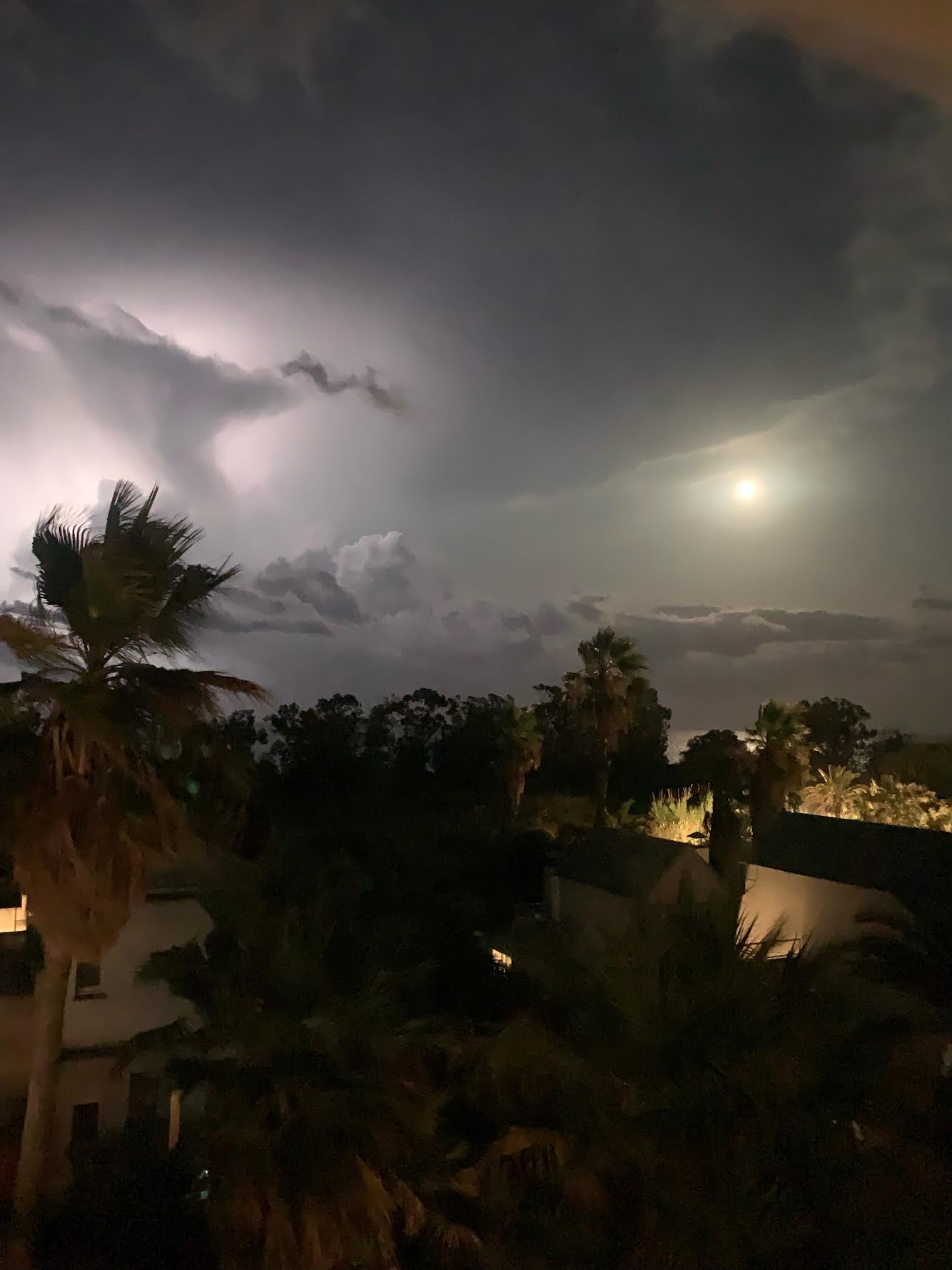 « La lune sur les éclairs et la mer au large d’Alistro (Jade Courtial)