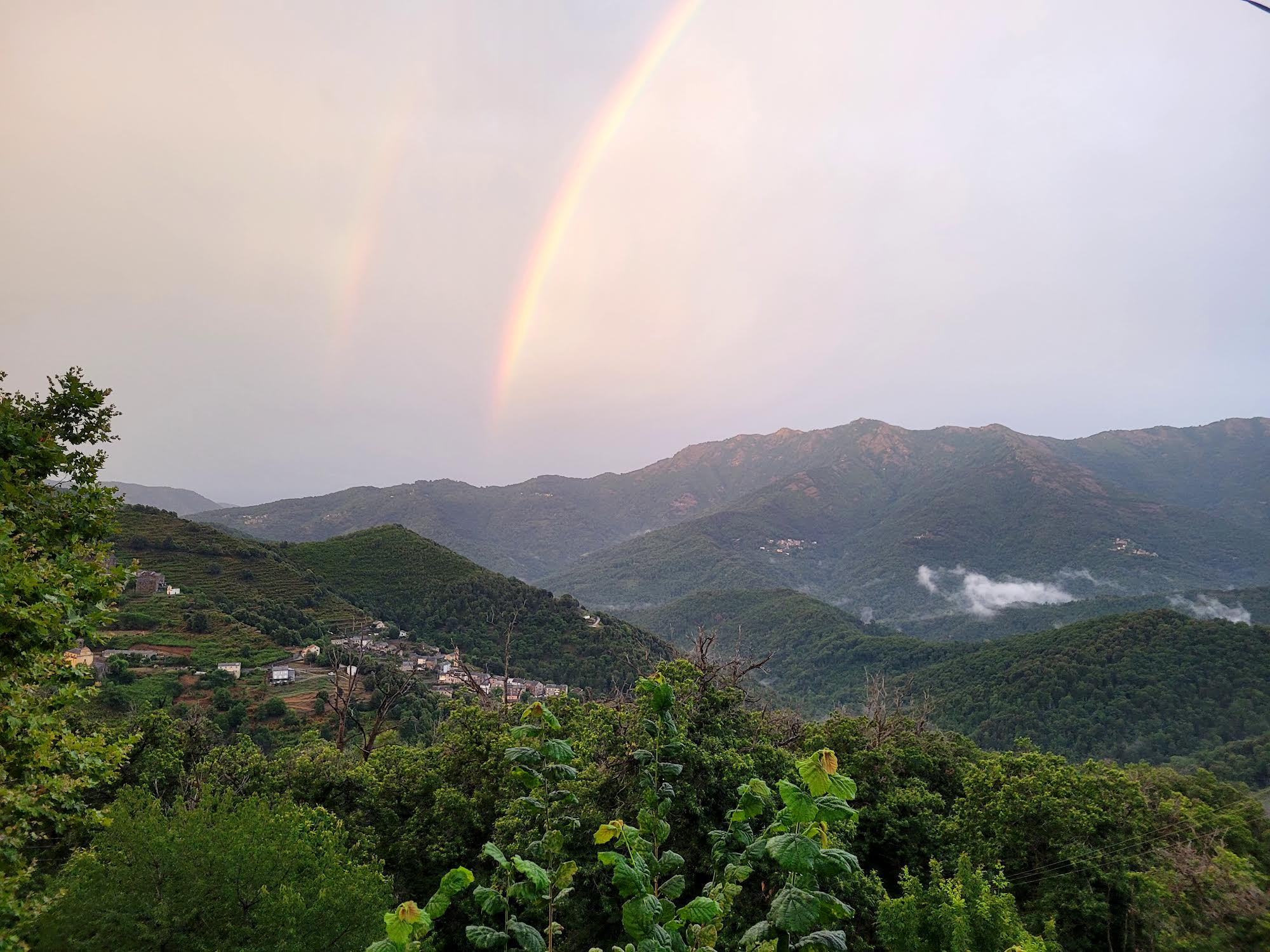 Magnifique arc en ciel  en castagniccia sur les villages de Campana et Verdese (Gilles Campana)