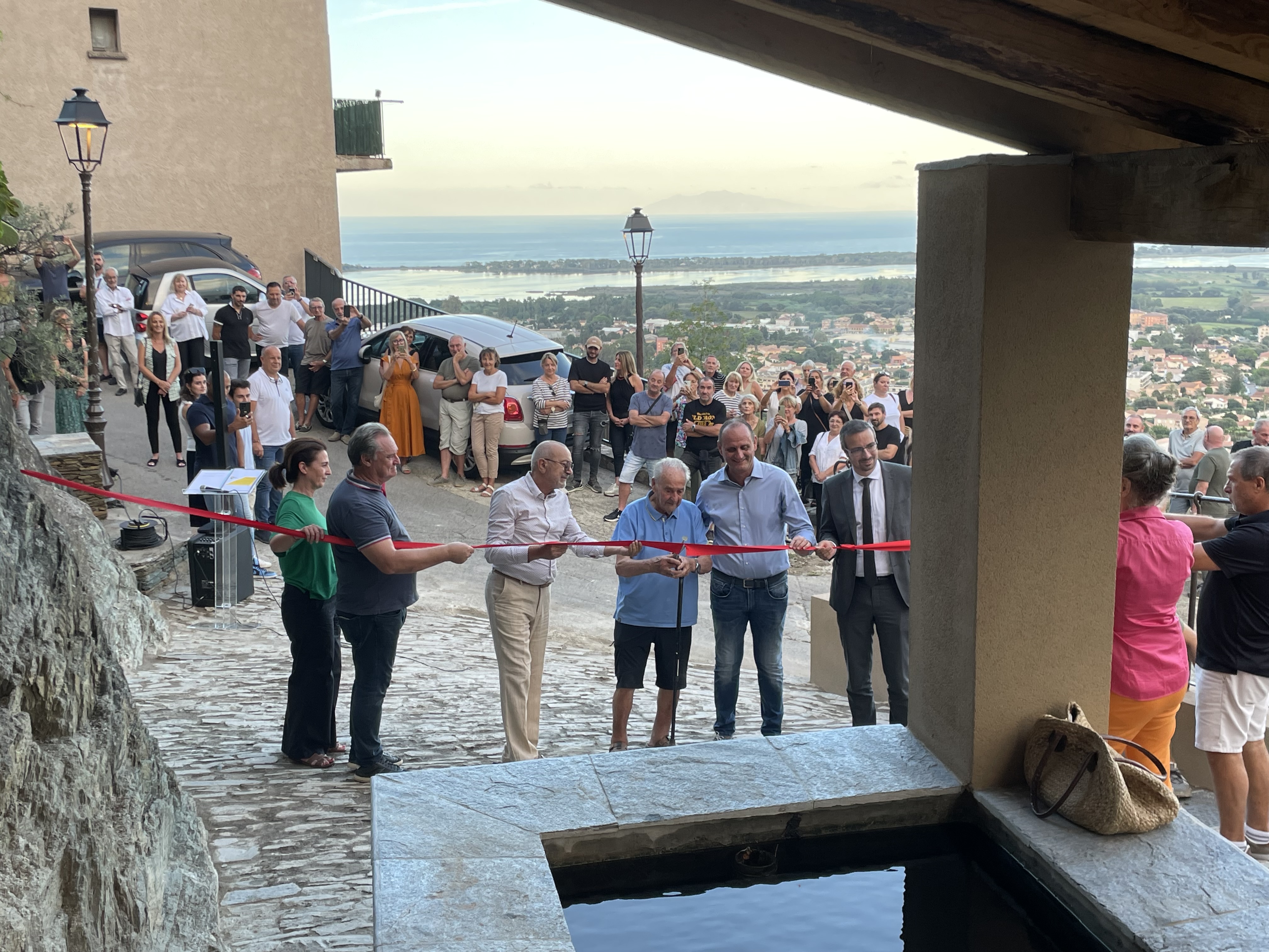 Jean Monti, 94 ans, doyen du village de Biguglia, coupe le ruban