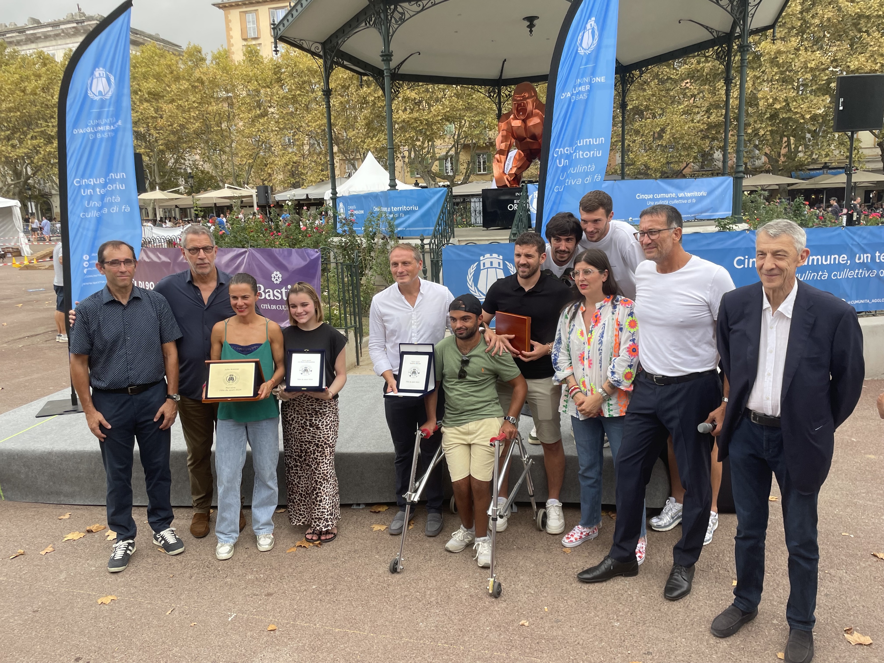 Remise des trophées par les personnalités.