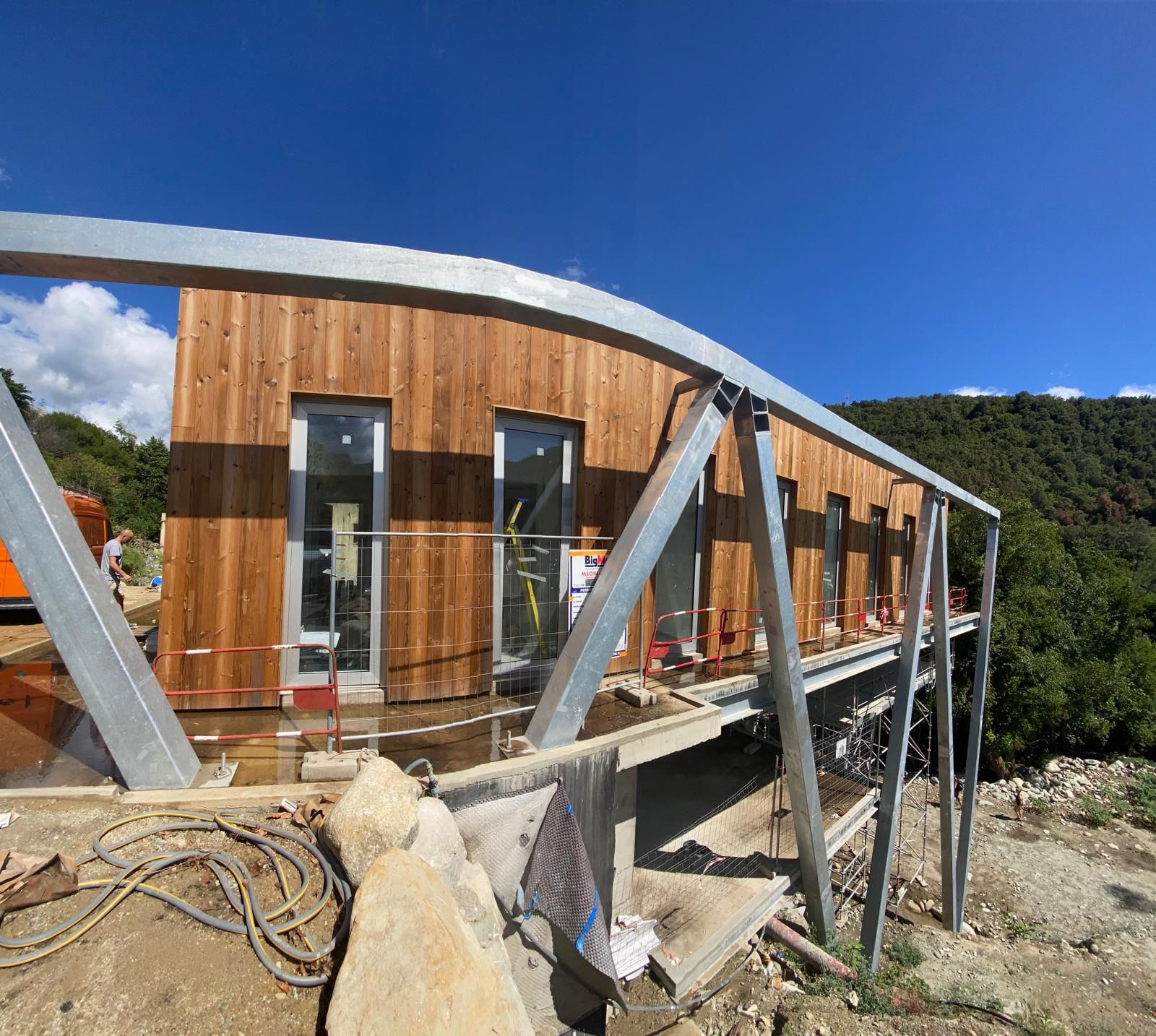 Le nouveau chalet thermal des Bains de Petrapola a été bâti sur pilotis. Photo AUE.