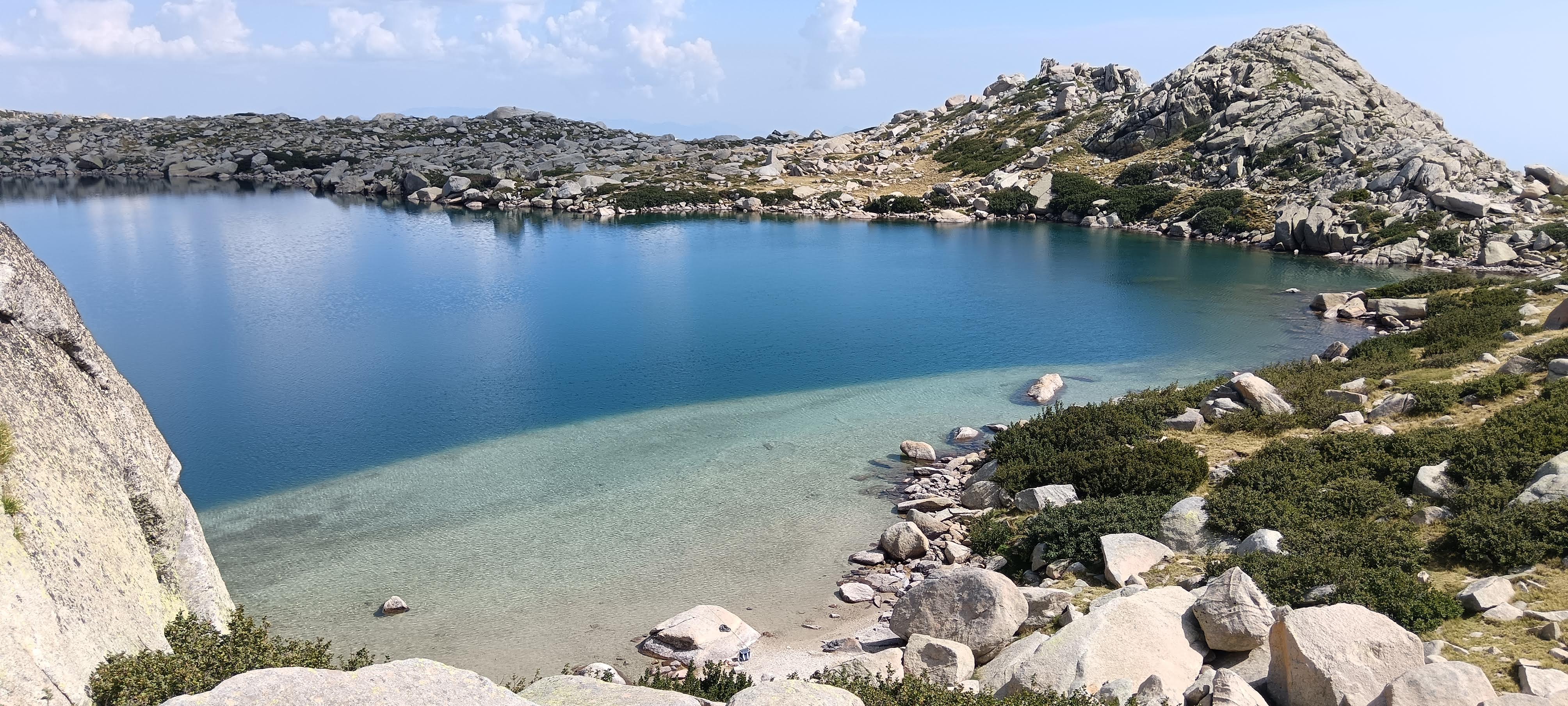 La photo du jour : la plage (interdite) du lac de Bastani