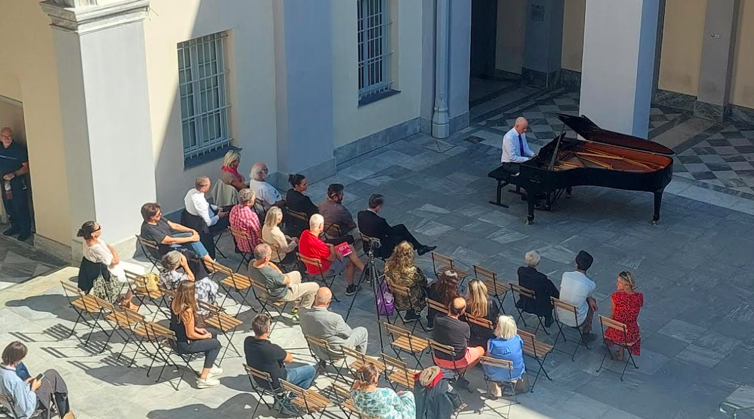 Sylvain Bottineau joue du piano