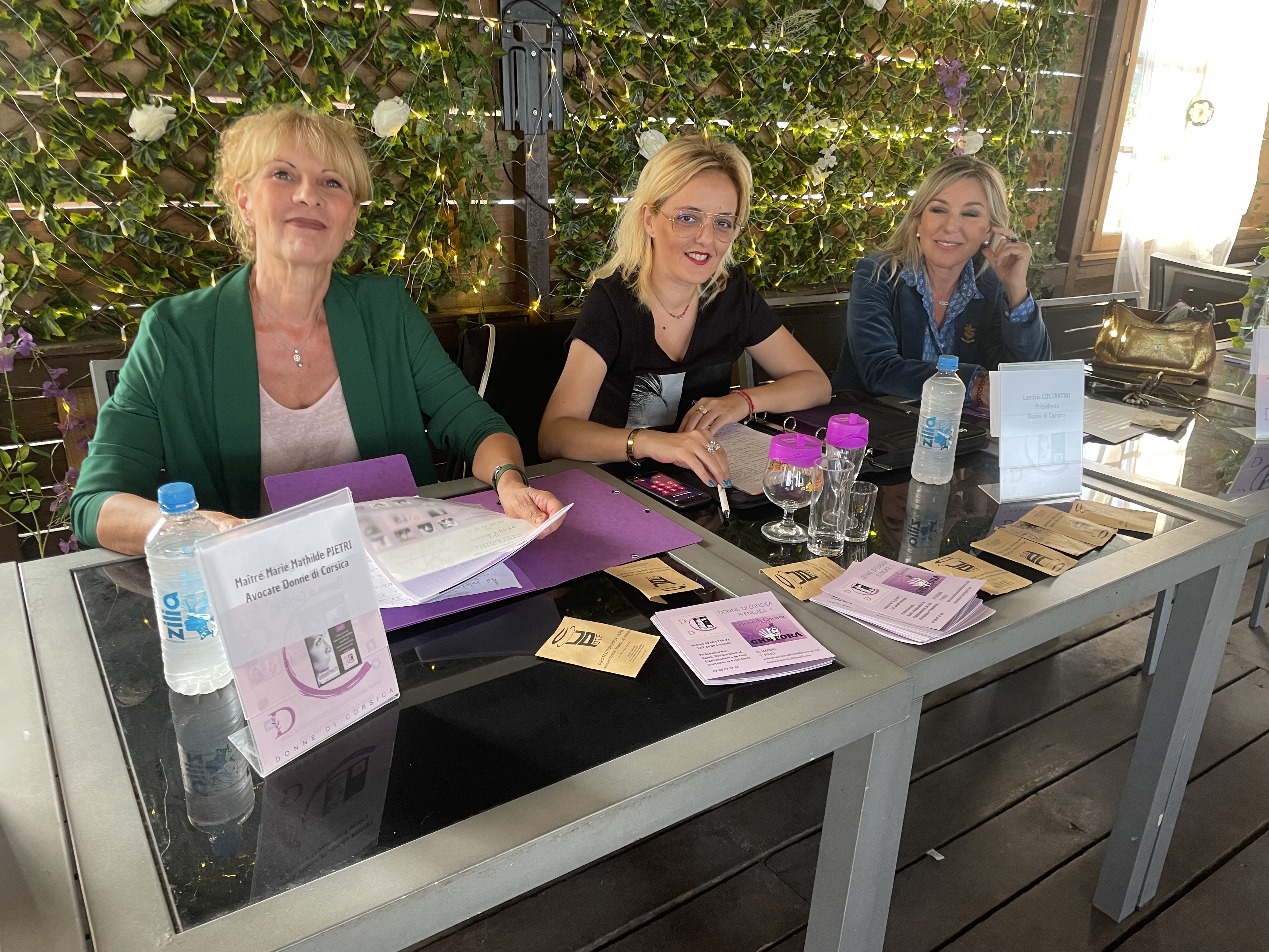 Laetizia Costantini, présidente de DDC, entourée de Mes Marie-Mathilde Pietri et Linda Piperi, avocates de l'association.