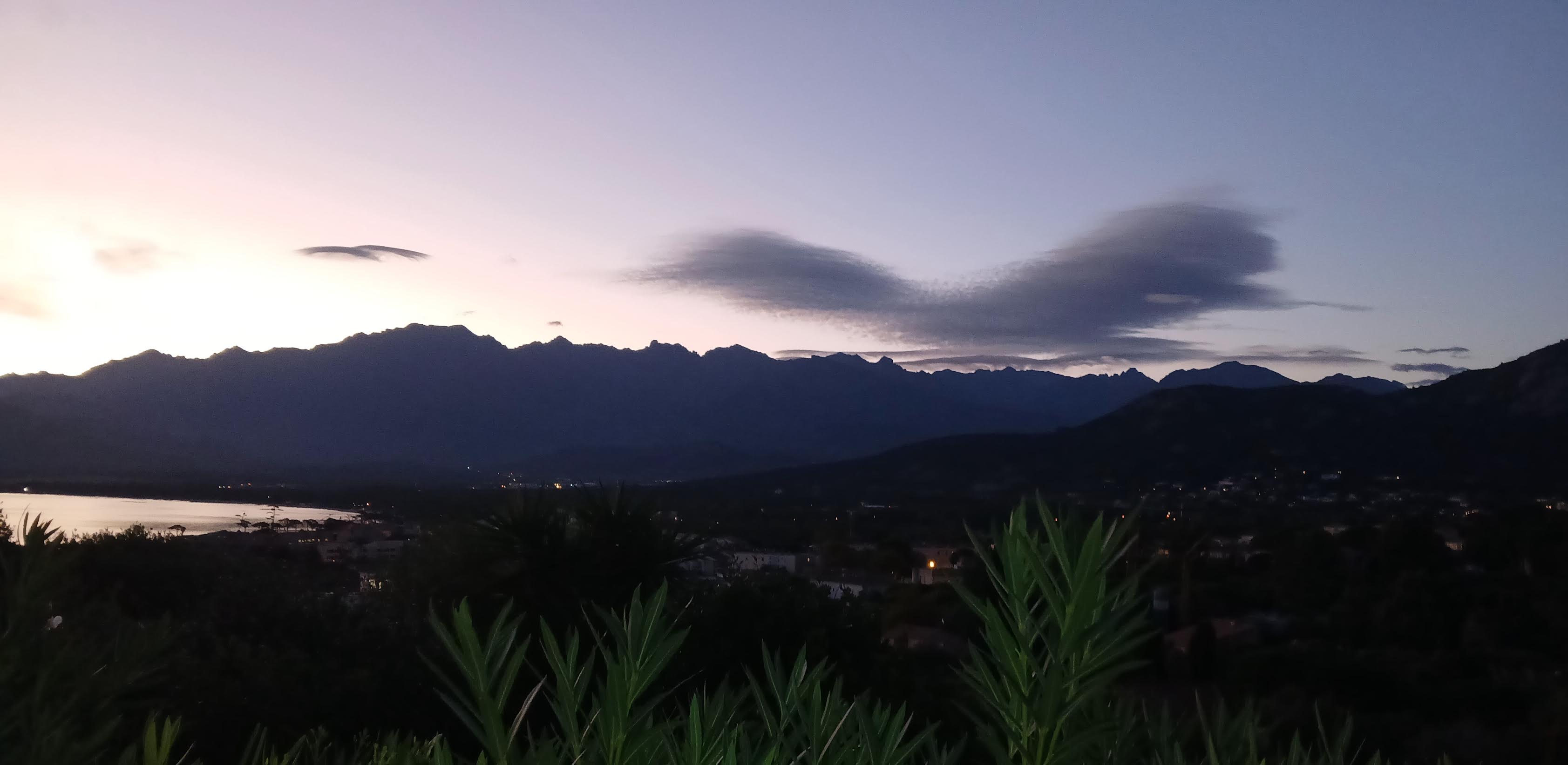 Comme un grand aigle noir au-dessus de la baie de Calvi (Bernard Lorriaux)