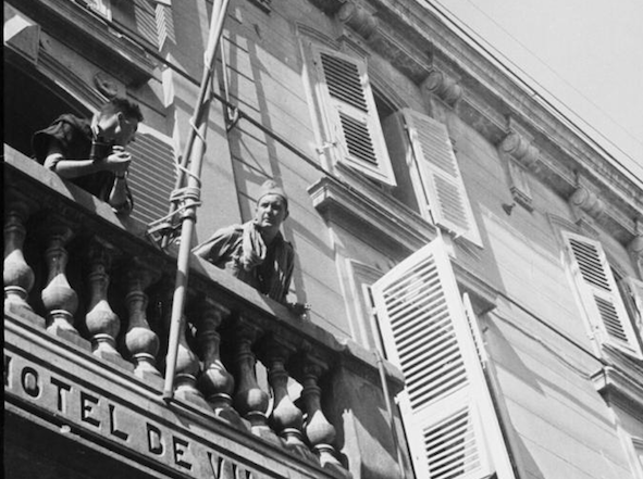 Le capitaine Then sur la terrasse de l'hôtel de ville du marché : Bastia et toute la Corse sont libérés