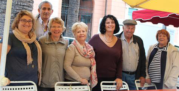 Marie-Noëlle Nadal, conseillère municipale déléguée aux seniors, en compagnie des bénévoles de la maison des ainés. Crédit photo : LS