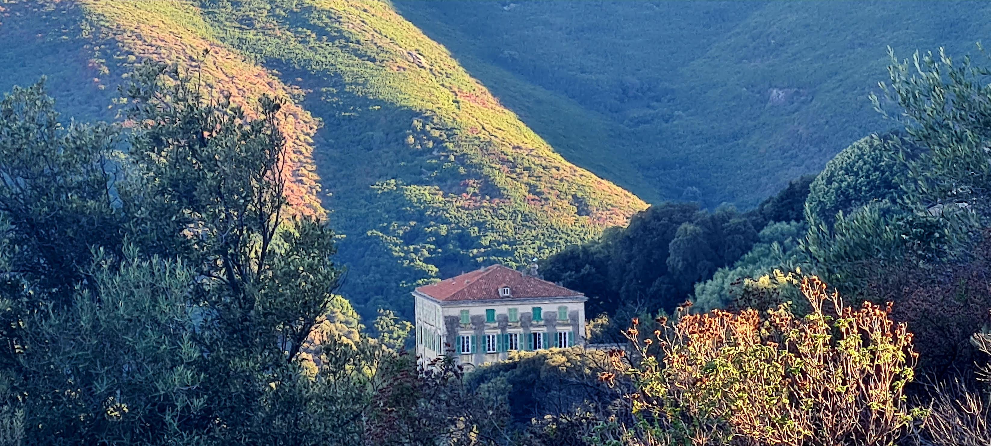 La photo du jour : palazzu dans le maquis à Ruglianu