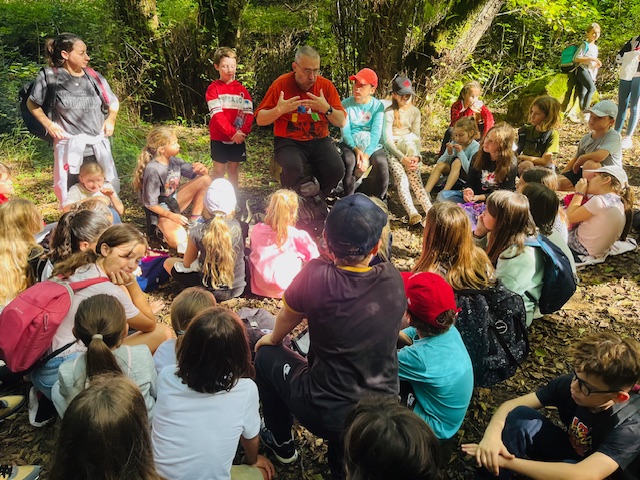 André Flori, le Président de Corsica Genealugia, a raconté l'histoire de Sampiero Corso aux jeunes scolaires d'Eccica-Suarella.