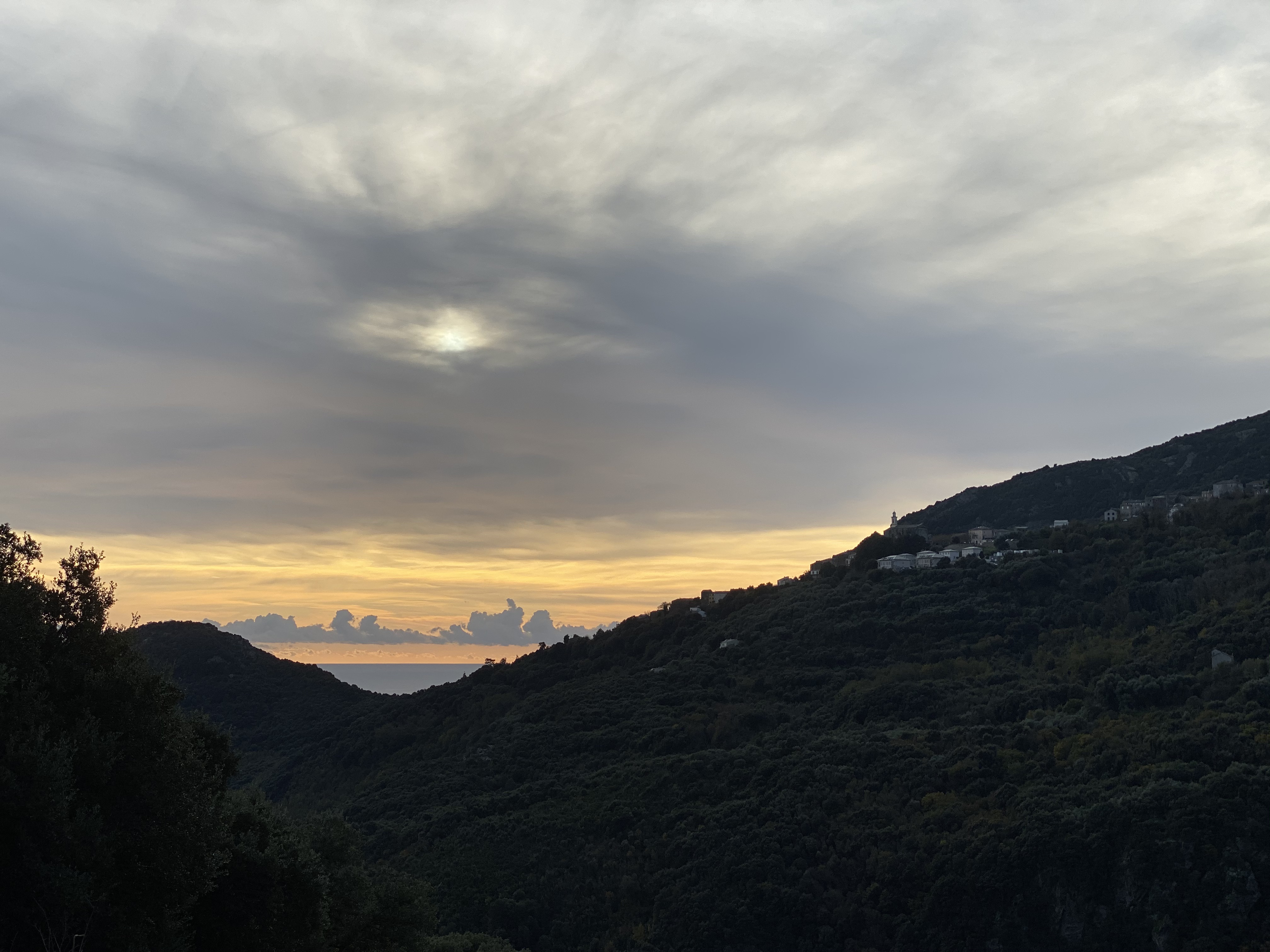 La photo du jour : quand le jour se lève sur la pieve de Lota