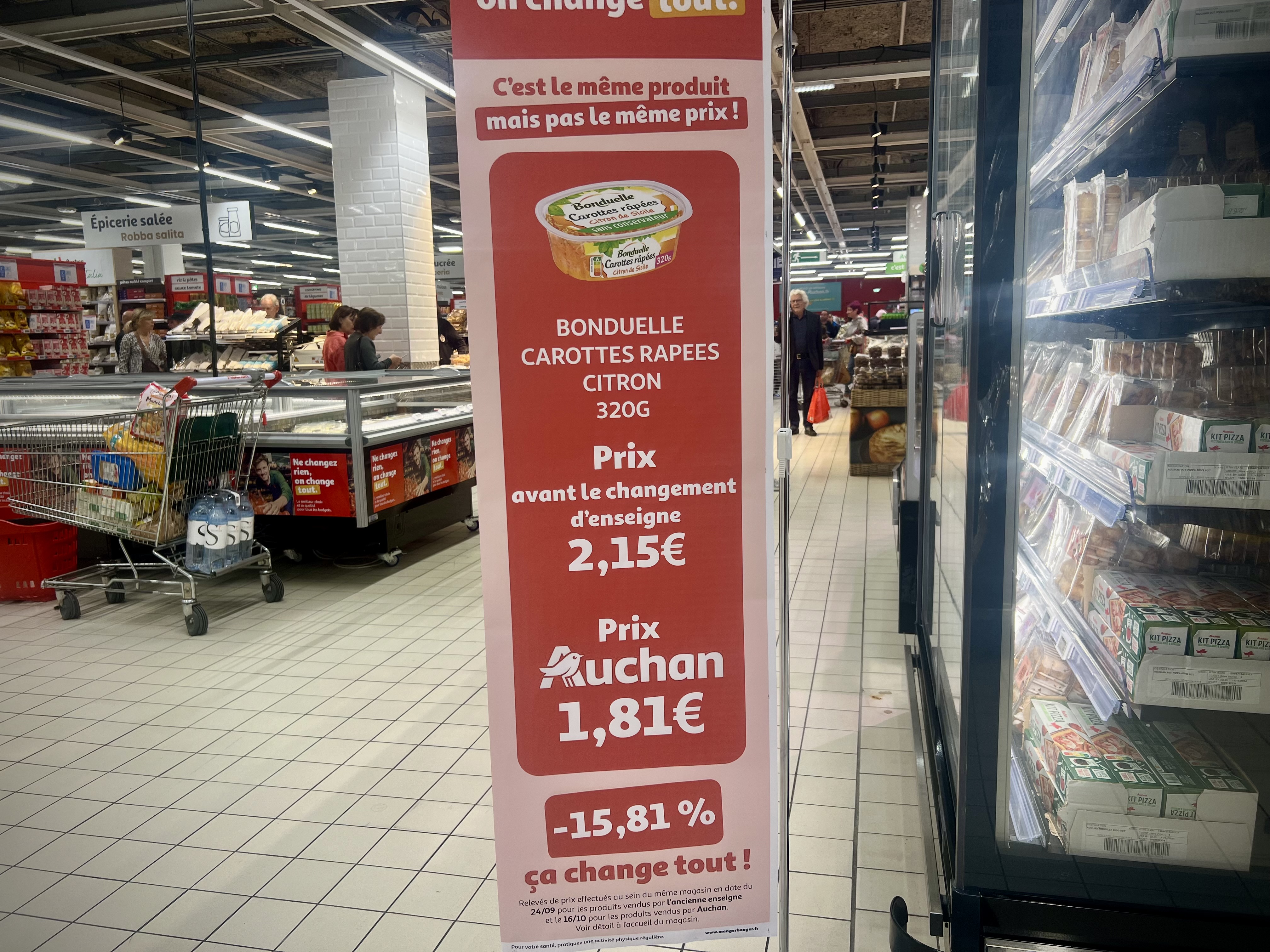 Affiche mettant en avant des comparaisons tarifaires entre Casino et Auchan.