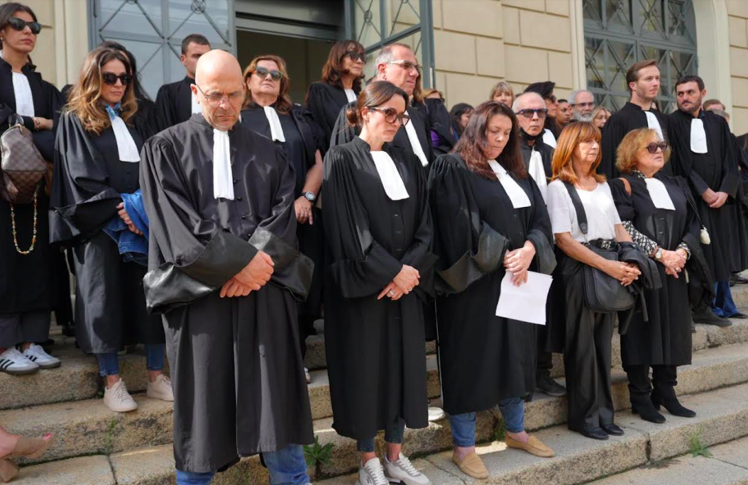 Maitre Marie Colombani, actuelle bâtonnière entourée par la femme et la fille d'Antoine Sollacaro