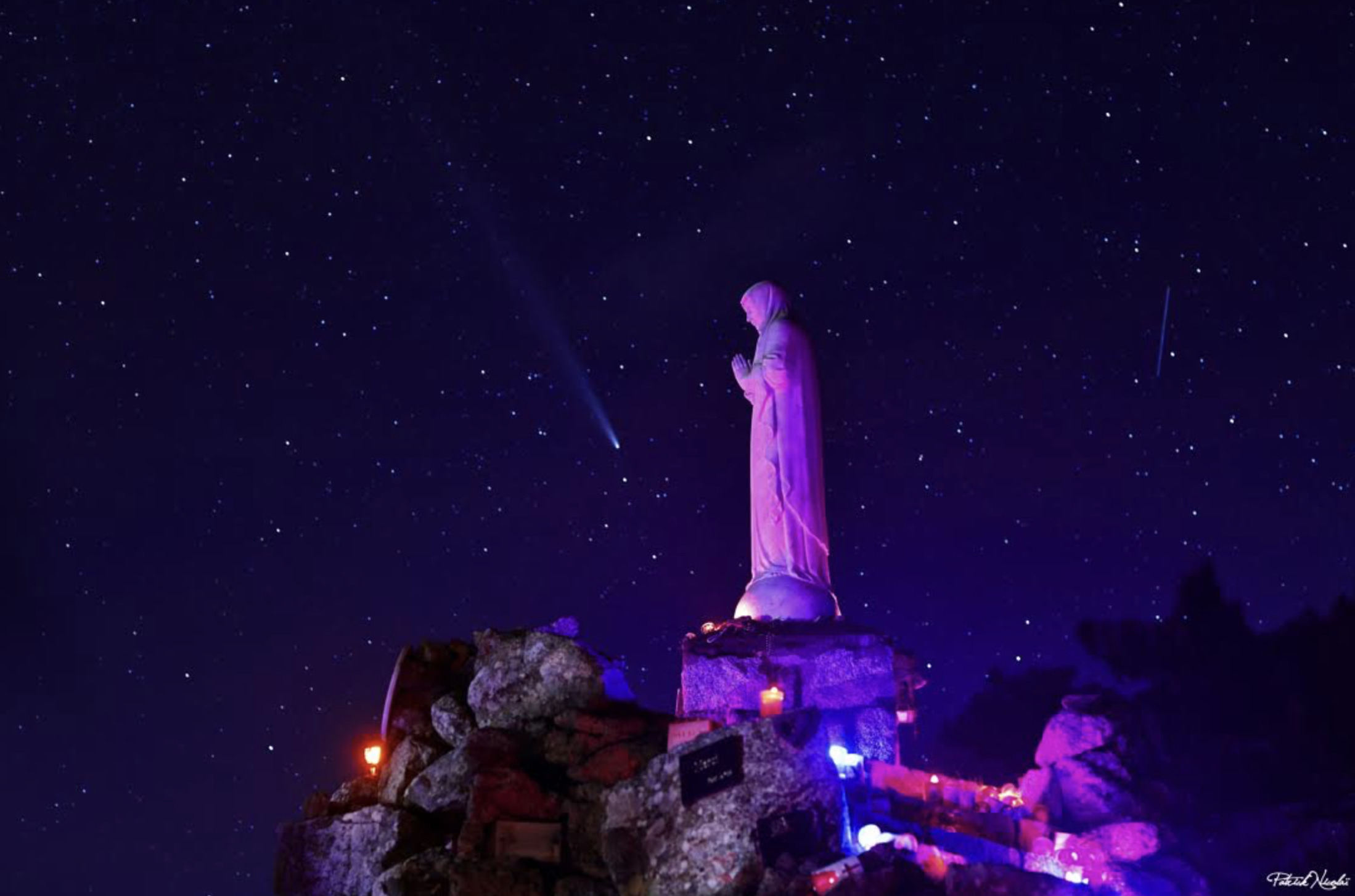 La photo du jour : La comète au-dessus de Notre Dame des Neiges à Bavella