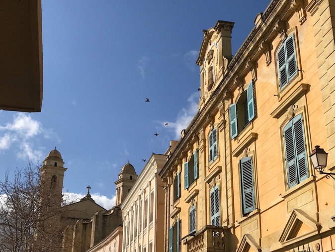 La photo du jour : Le fronton de l'hôtel de ville de Bastia et San Ghjuvà