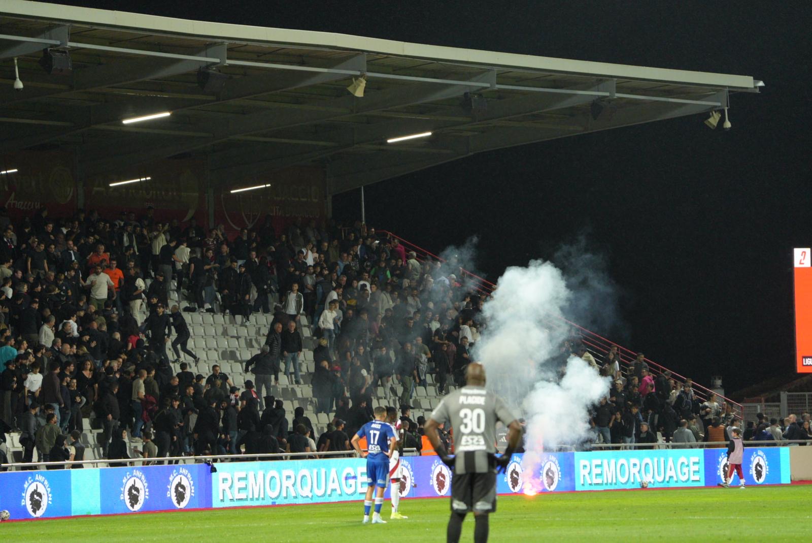 La rencontre entre l'ACA et le SCB avait d'abord été interrompue pour cause de bagarres en tribune (Photos Paule Santoni).