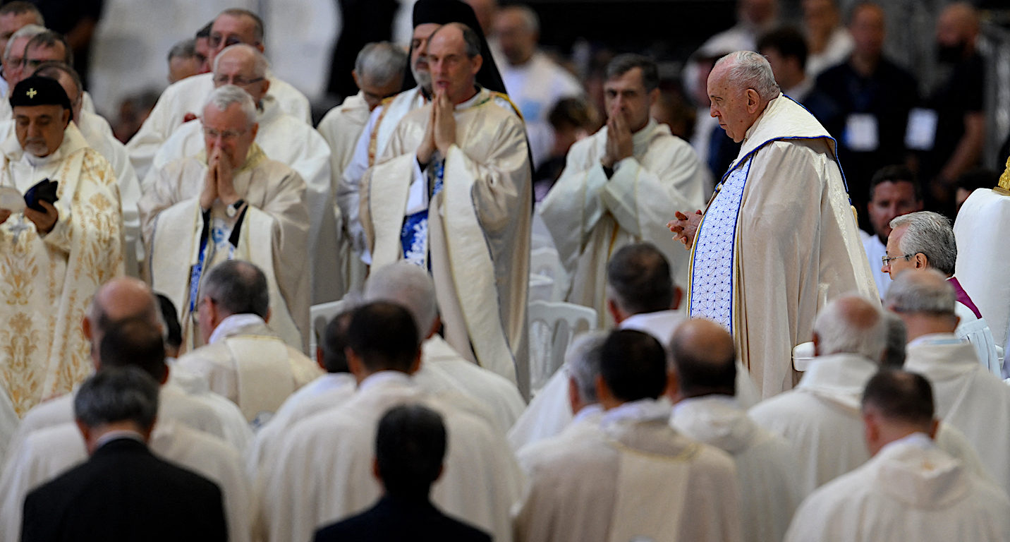 Le pape François à droite. Le cardinal Bustillo n'est pas loin. Une image qu'après Marseille l'on pourrait revoir à Ajaccio. (NICOLAS TUCAT/AFP)