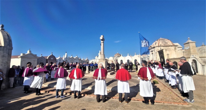 Les confréries bonifaciennes font cercle autour du Monument aux Morts de la guerre de Crimée et de 1870. (Photo François Canonici))