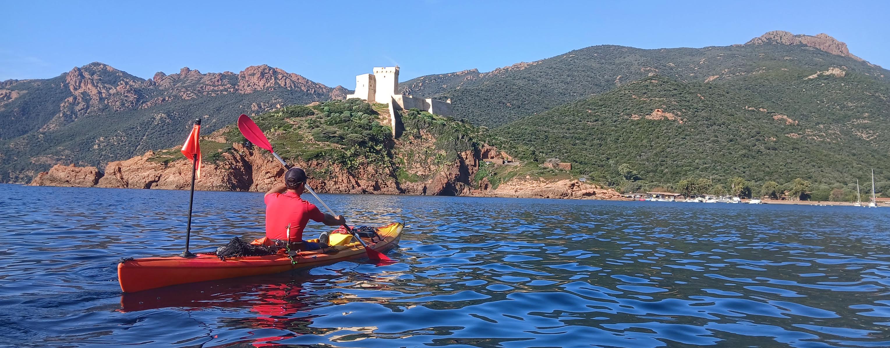 La photo du jour : le fortin restauré de Girolata vu de la mer