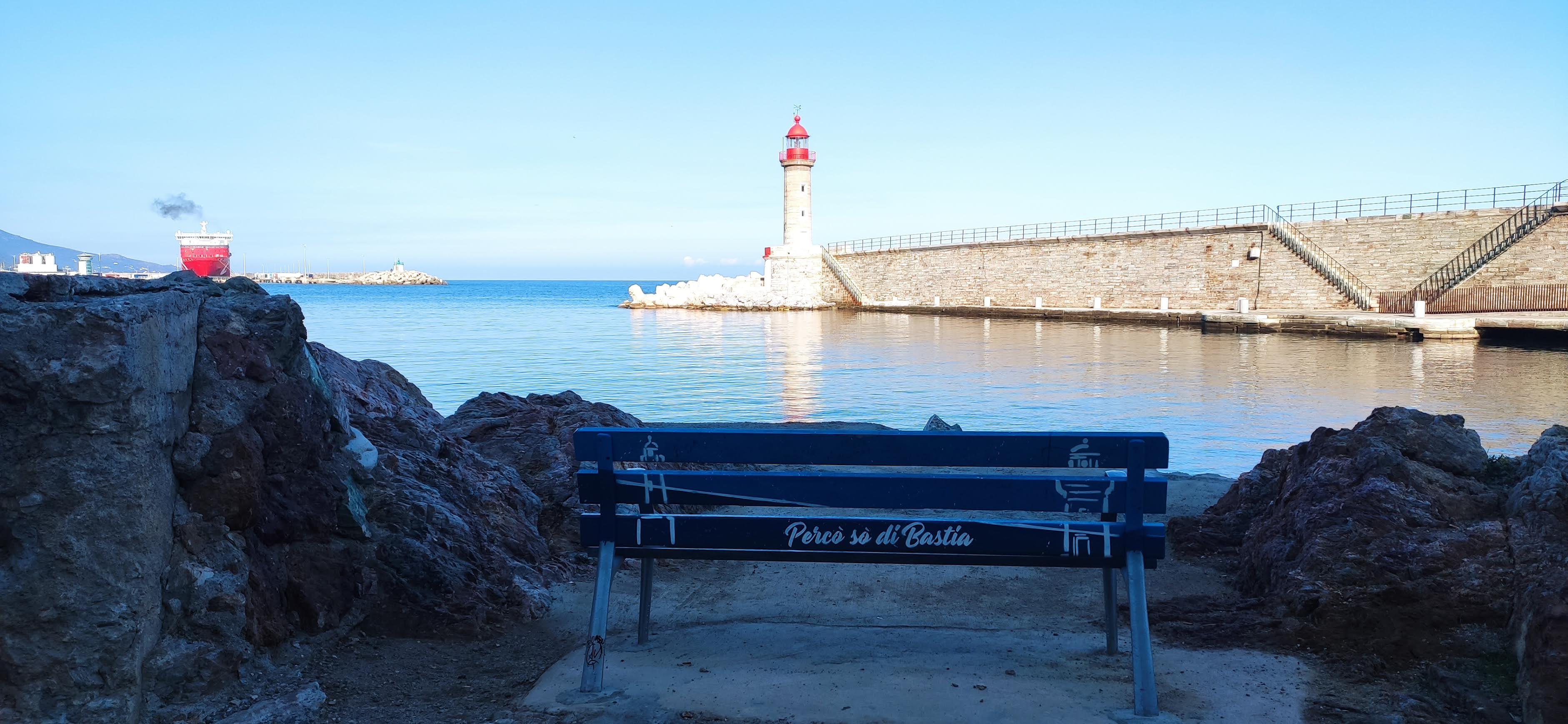 La photo du jour : pause détente du côté du vieux-port de Bastia