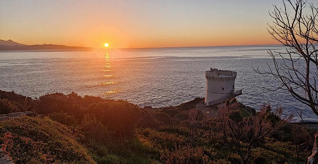 La photo du jour : coucher de soleil à la marine d'Albu