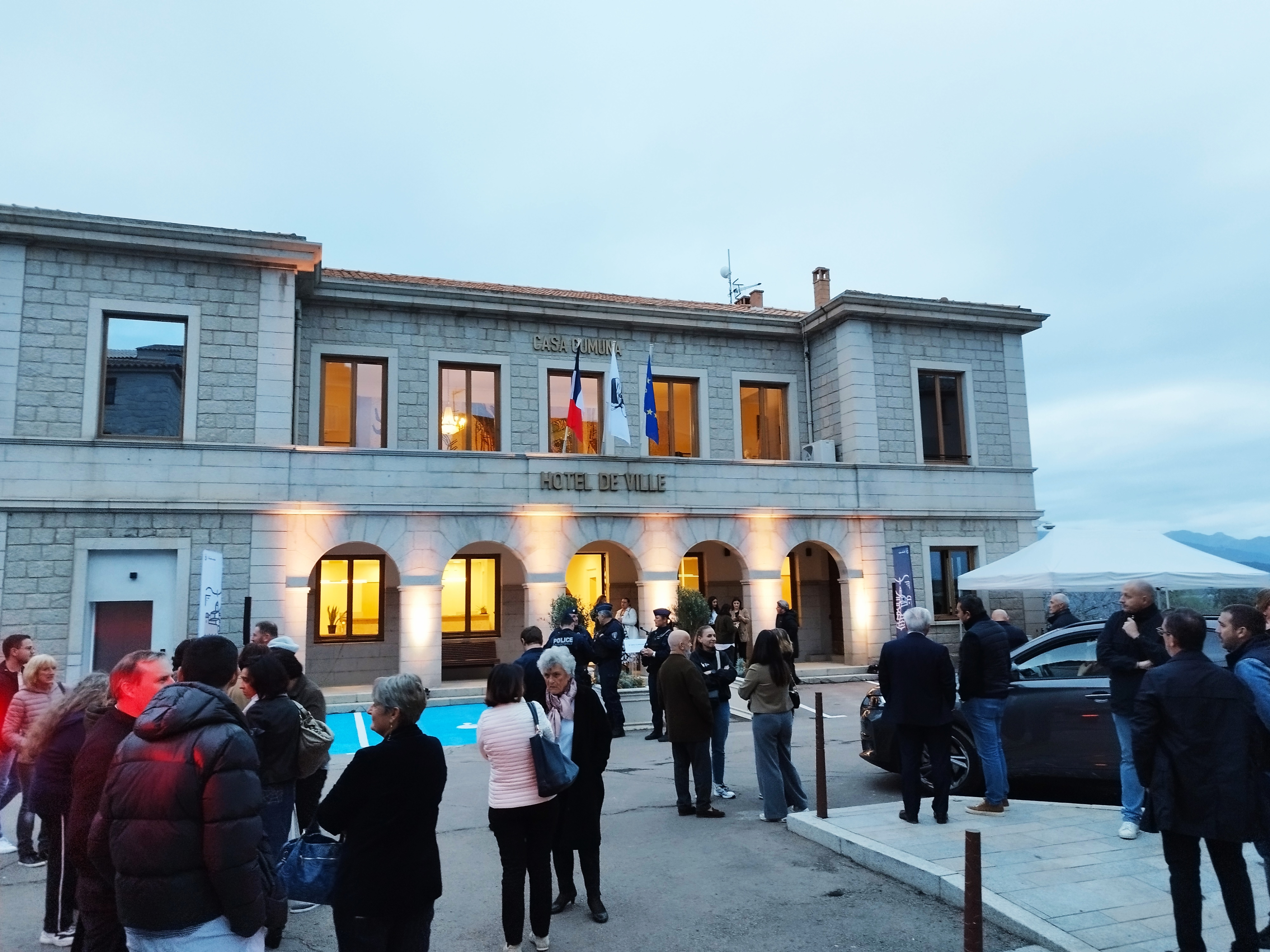 En travaux durant un an, l'hôtel de ville a rouvert au début du mois et a été inauguré ce mercredi 13 novembre.