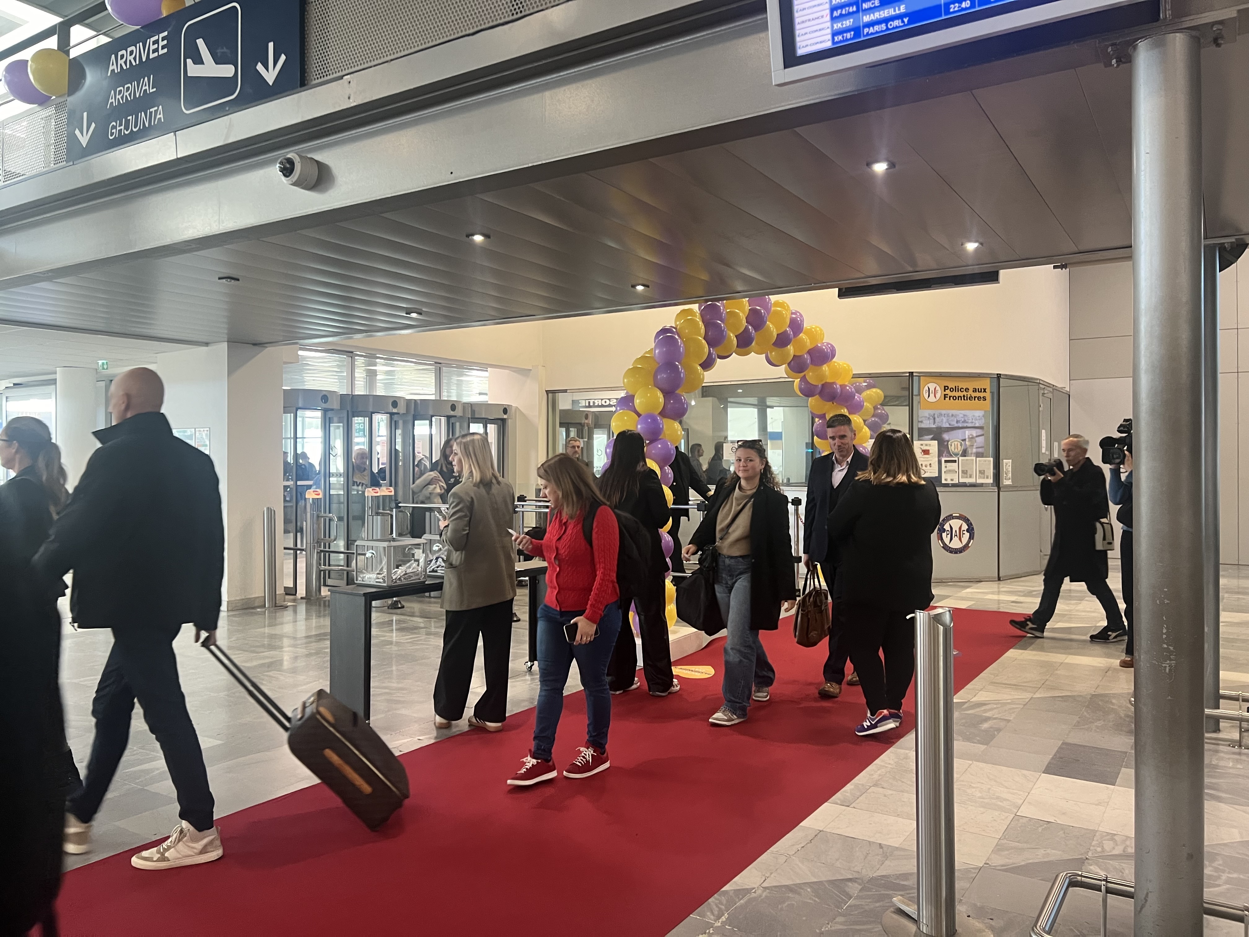 Les passagers reçoivent des goodies à leur arrivée à l'aéroport de Bastia-Poretta pour la Journée Mondiale du Passager Aérien.