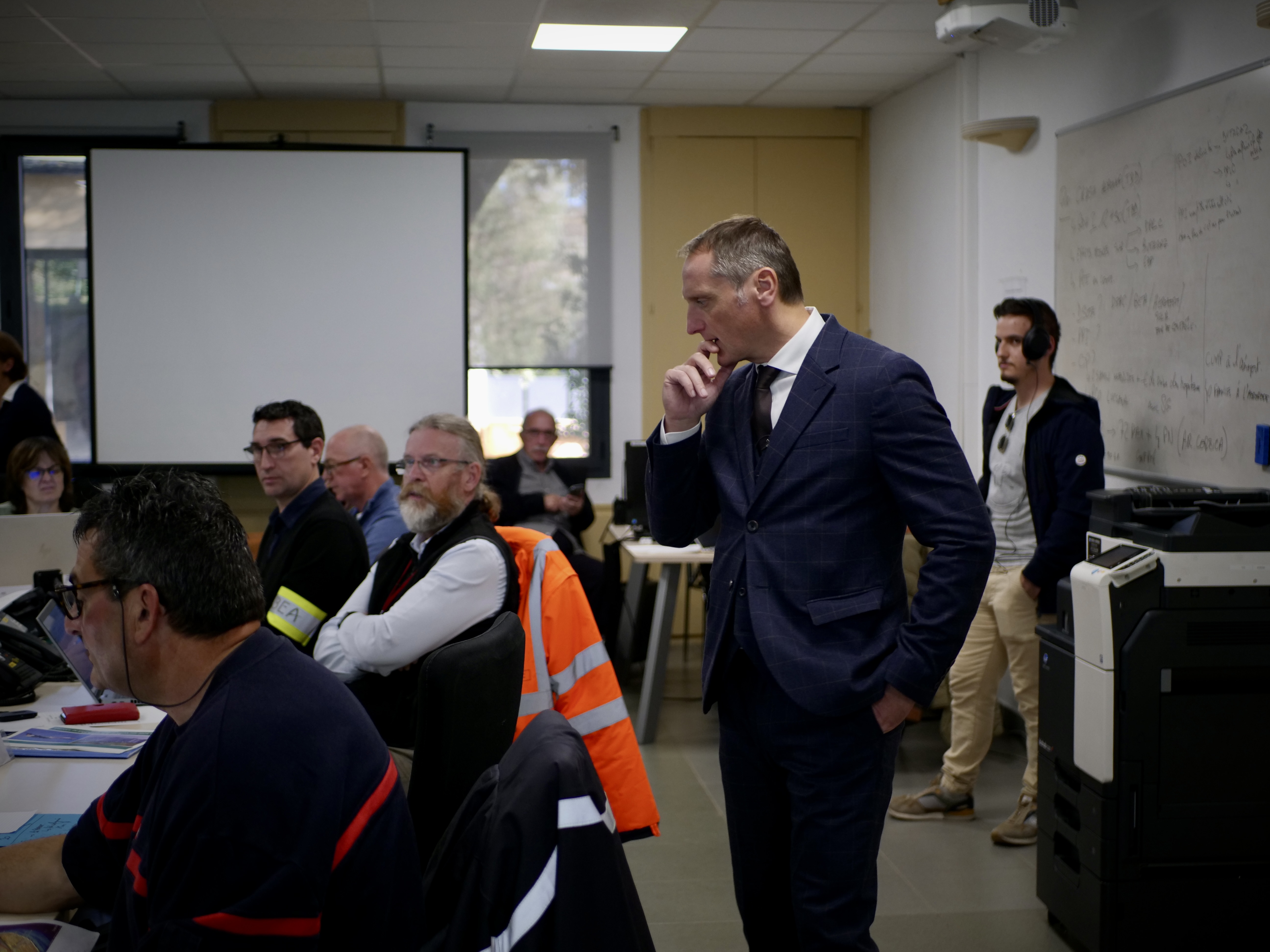 Michel Prosic, préfet de Haute-Corse et quelques acteurs de la sécurité lors de l'exercice de gestion de crise simulant un crash d’avion dans les locaux de la DTT à Bastia ce mardi 19 novembre 2024.