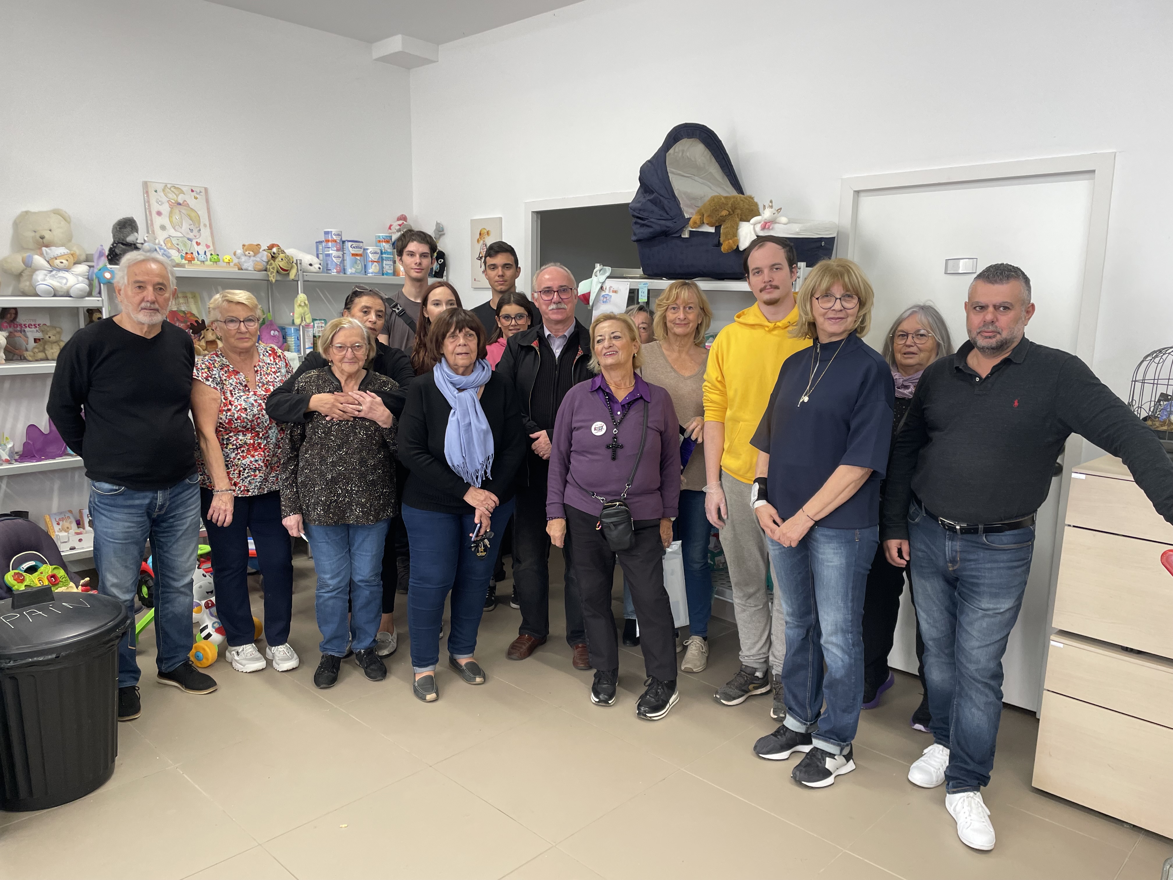 Une partie des bénévoles bastiais autour de Françoise Collomb-Luciani (foulard bleu), responsable départementale des Restos du cœur de Haute-Corse.