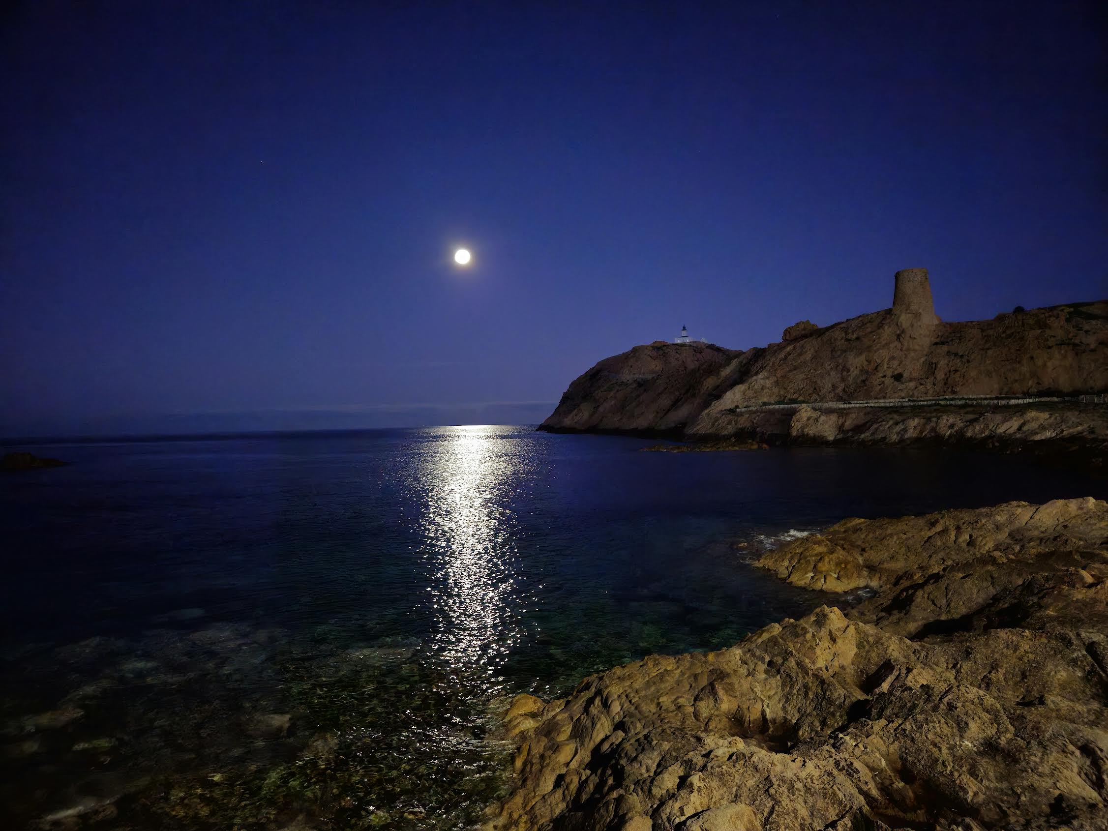 La photo du jour : pleine lune sur l'île de la Pietra