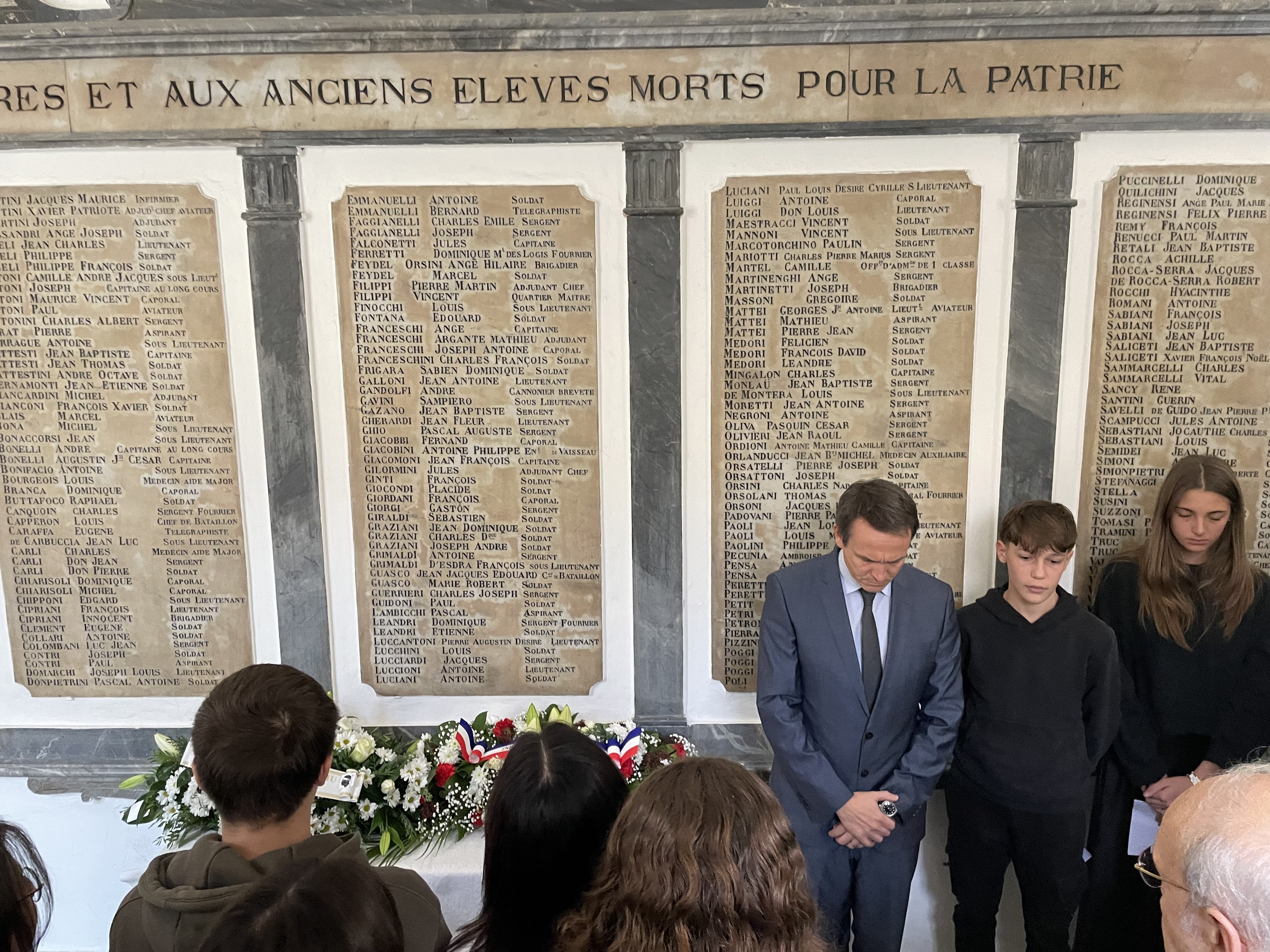 Moment de recuillement devant le monument où les noms de 200 victimes de la grande guerre sont gravés dans le marbre.