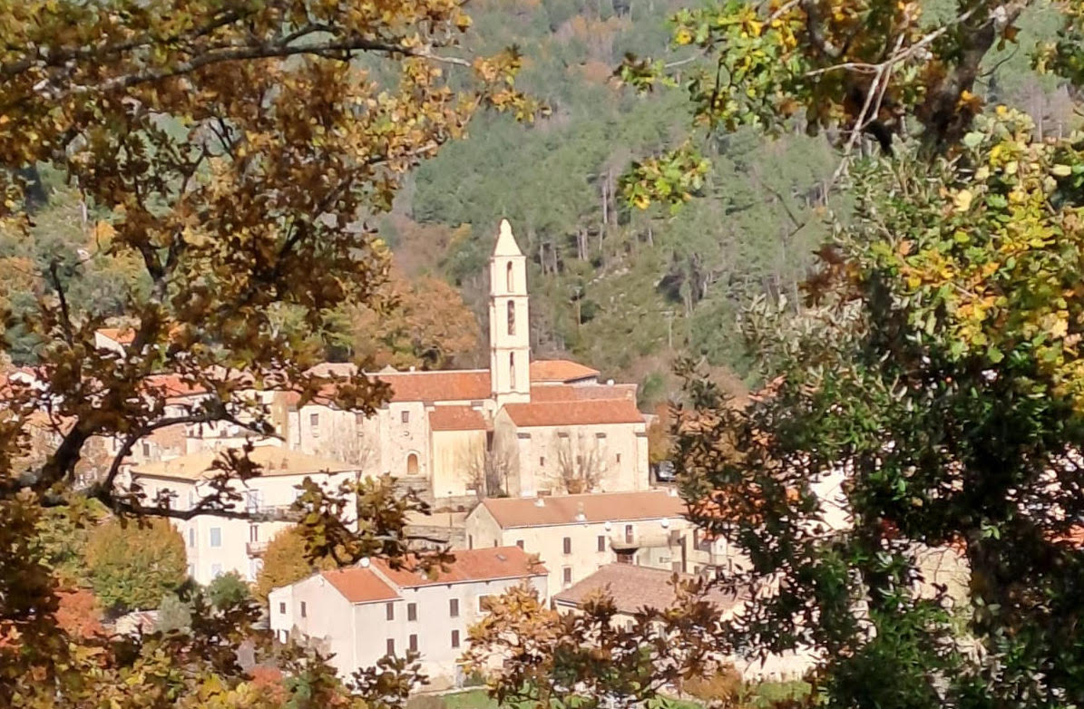 La photo du jour : Santa-Maria di Ghisoni dans son écrin automnal