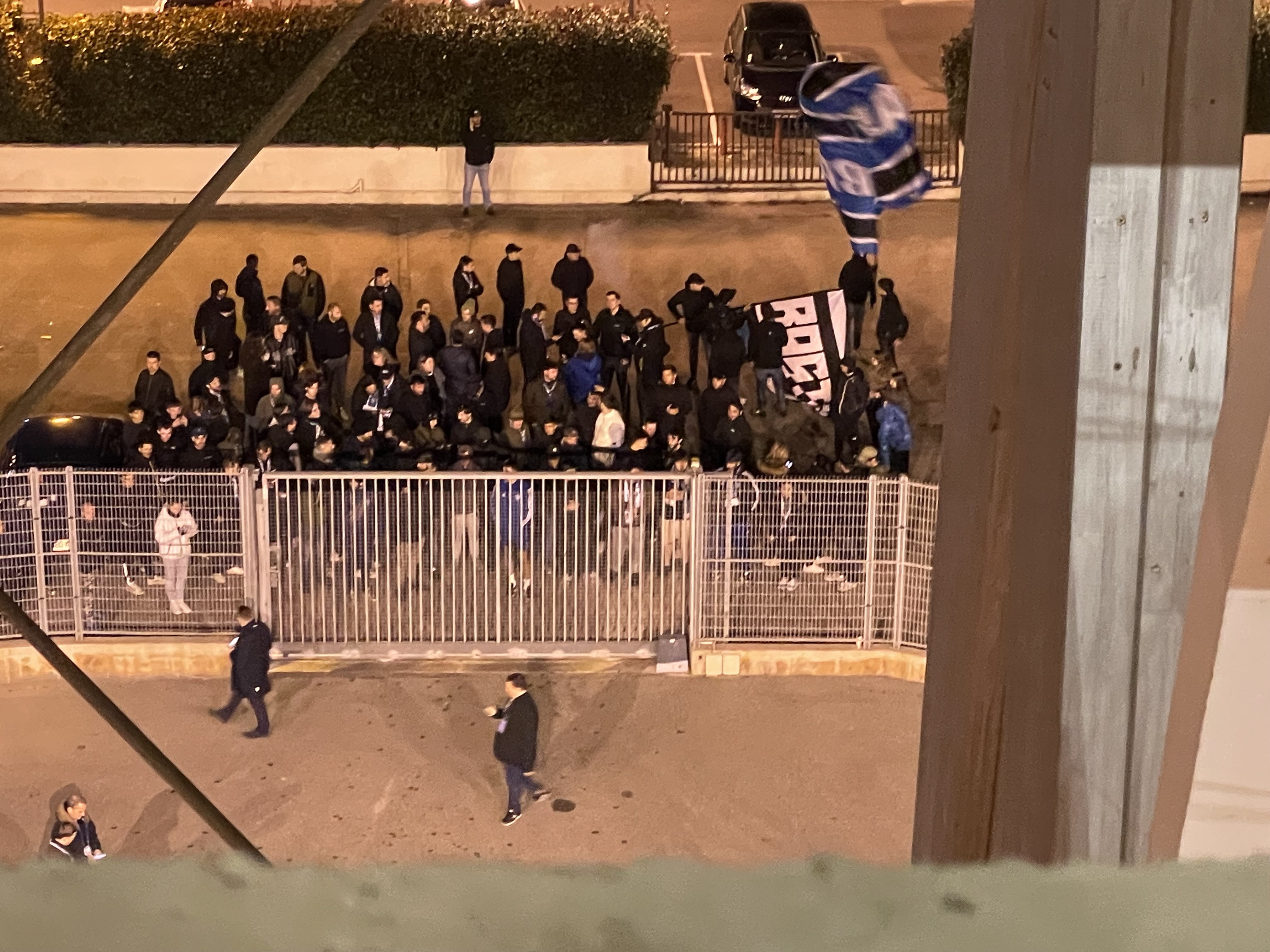 A 30 minutes du coup d'envoi une cinquantaine de supporters sont allés à la rencontre des joueurs bastiais