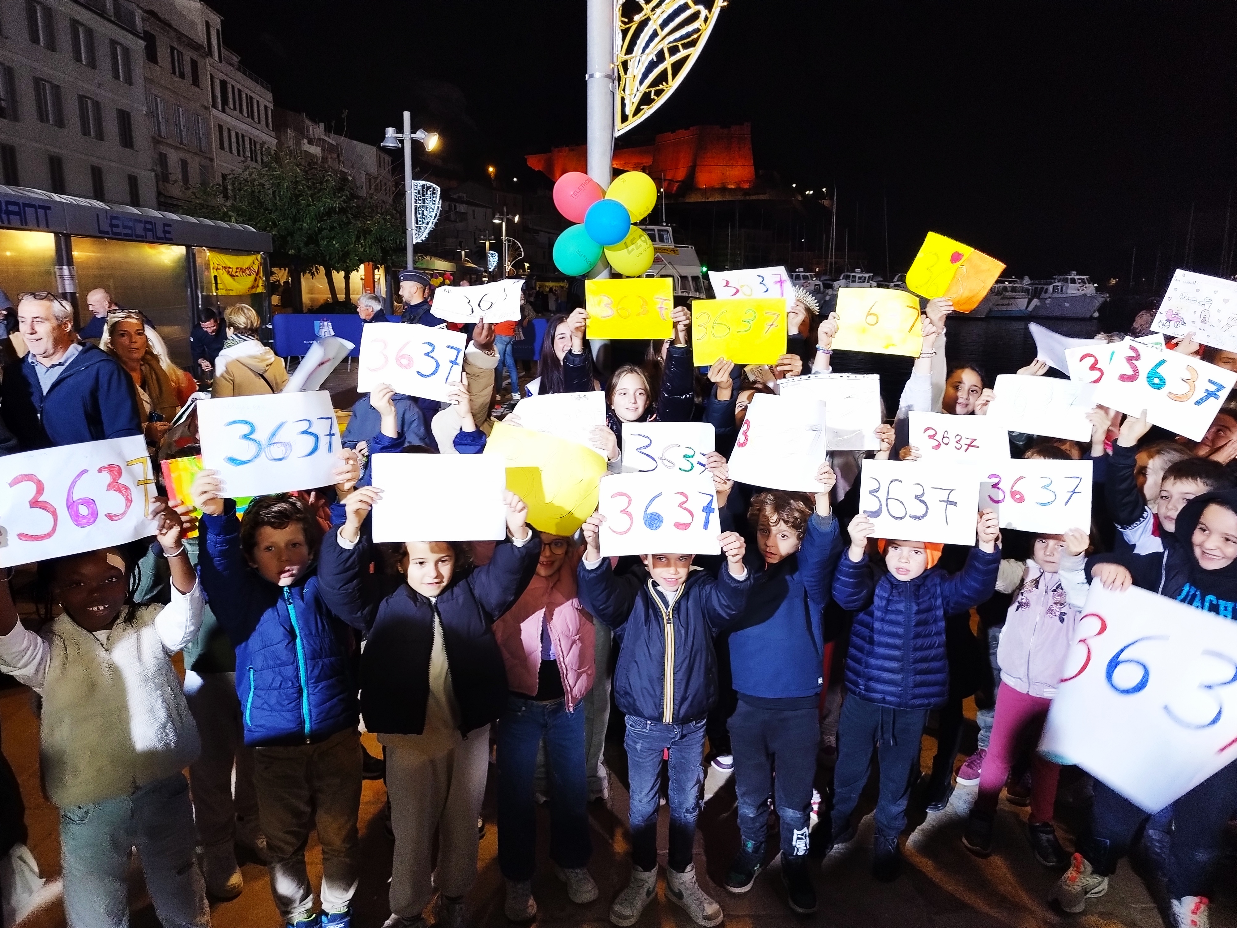 Les enfants bonifaciens ont exhibé fièrement leurs dessins, au dos desquels ils rappellent le numéro à composer : le 36 37