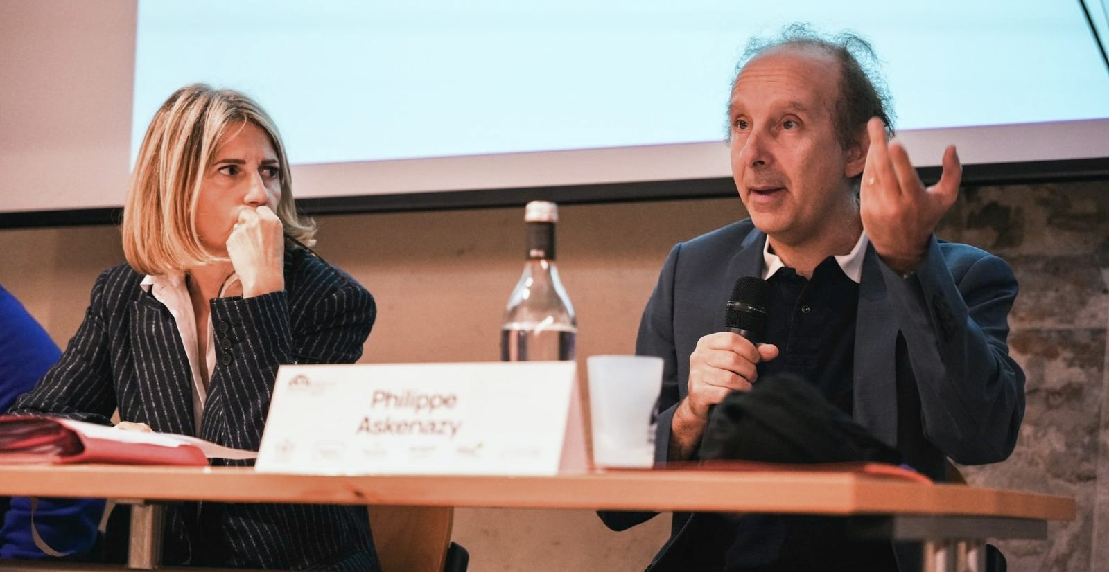 La présidente de l’Assemblée de Corse, Nanette Maupertuis, et l’économiste du travail et de l'innovation, Philippe Askenazy, lors du colloque sur les mutations du travail, organisé dans le cadre de Corsica Pruspettiva 2050, le 26 novembre à l’auditorium du musée de Bastia.