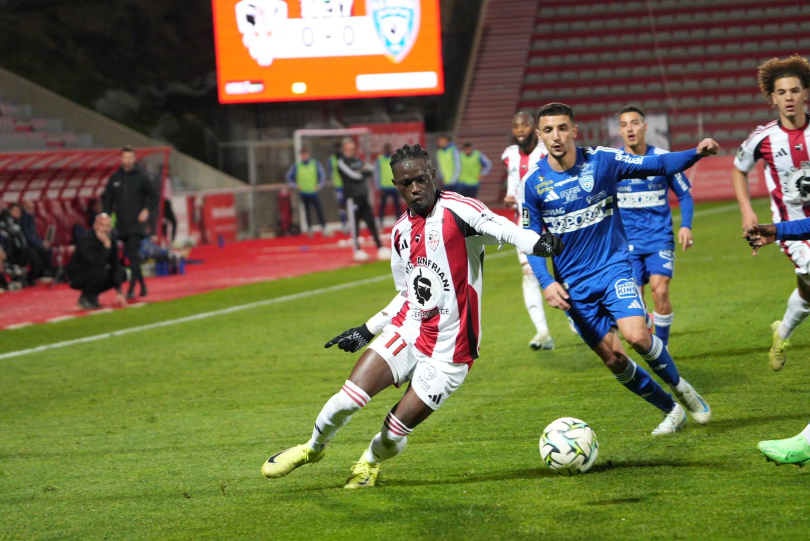 L'ACA et le SCB se sont quittés sur un score nul et vierge lors de la reprise de ce match comptant pour la 10e journée de Ligue 2 (photos Paule Santoni).