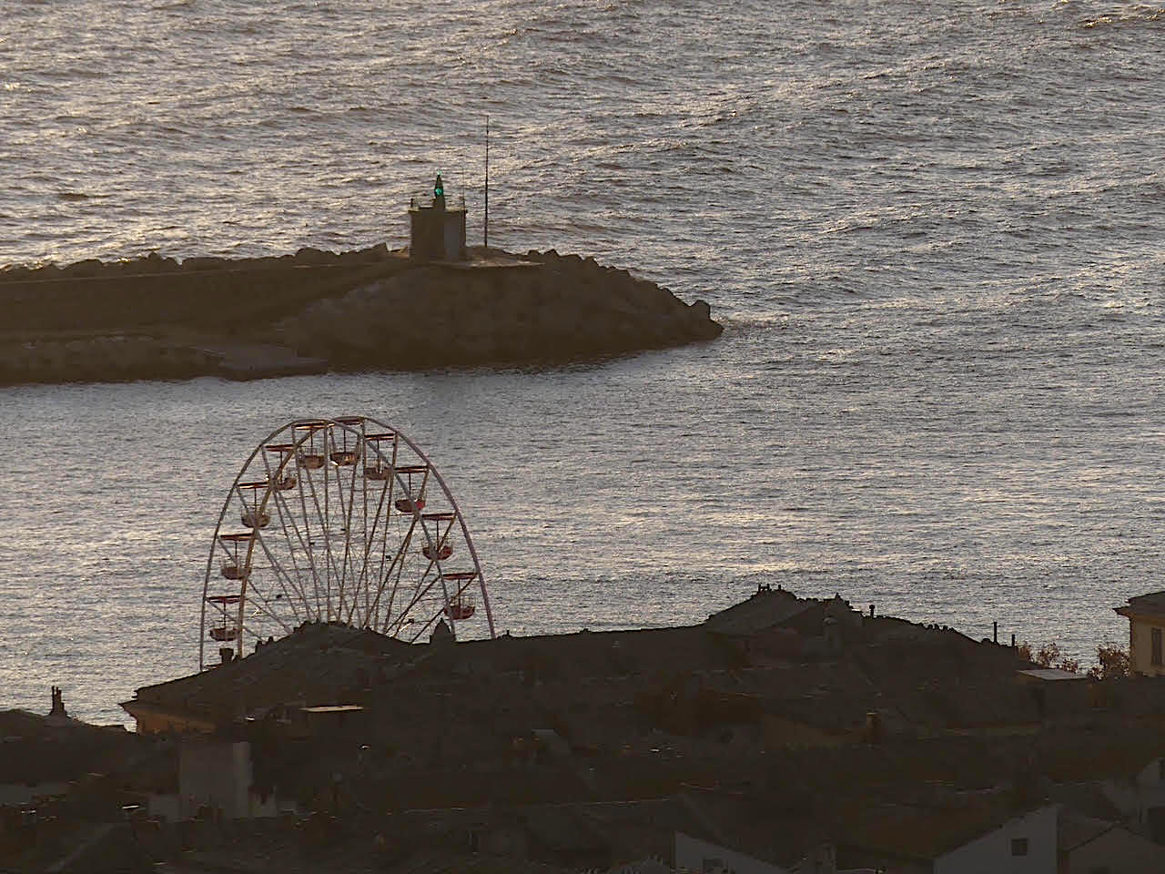 La photo du jour : la grande roue domine Bastia