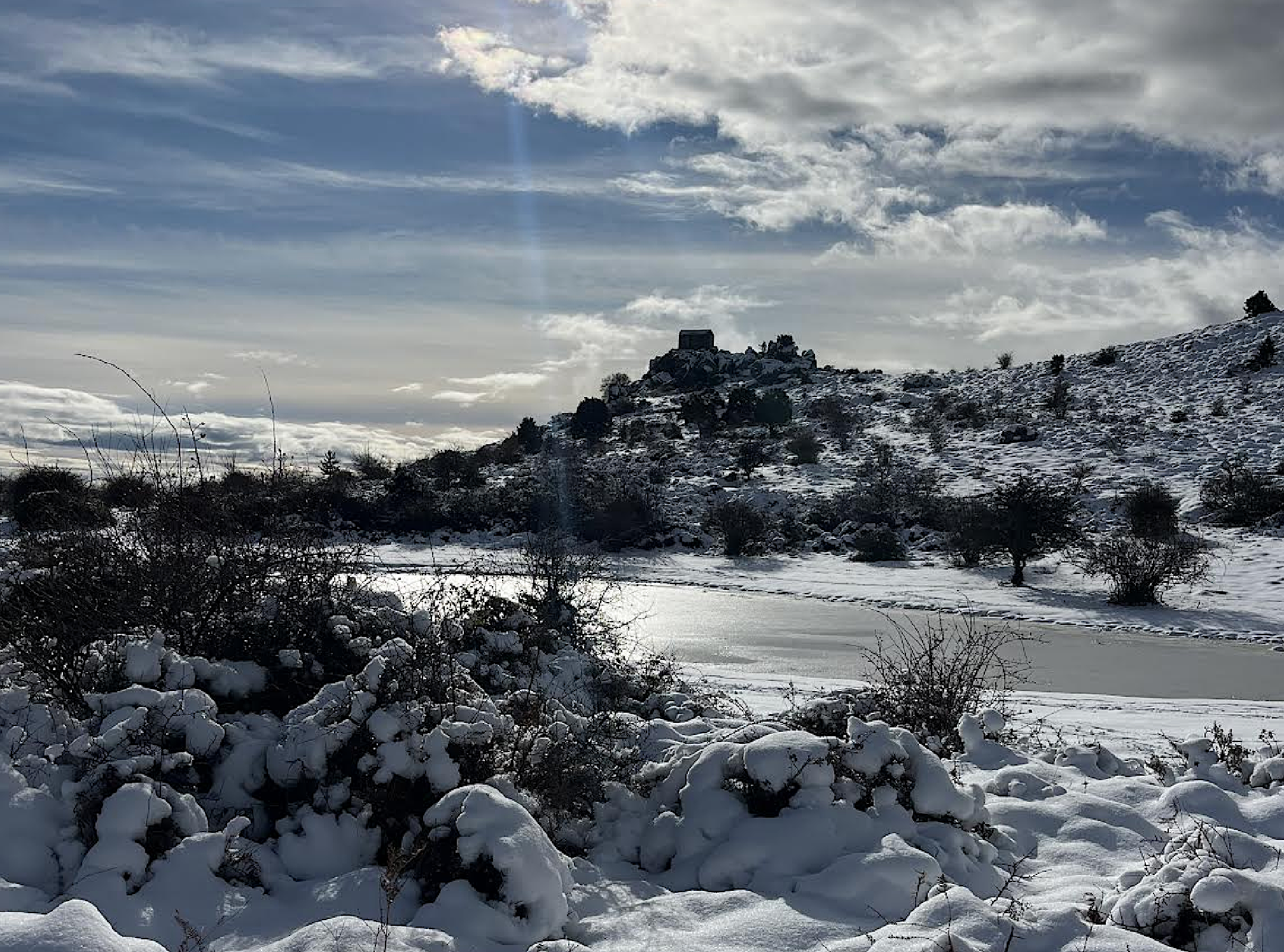 L'aghja levina et la chapelle San Alesiu di Boziu sous la neige, réchauffées par un rayon lumineux (Jean-Jacques Mariani)