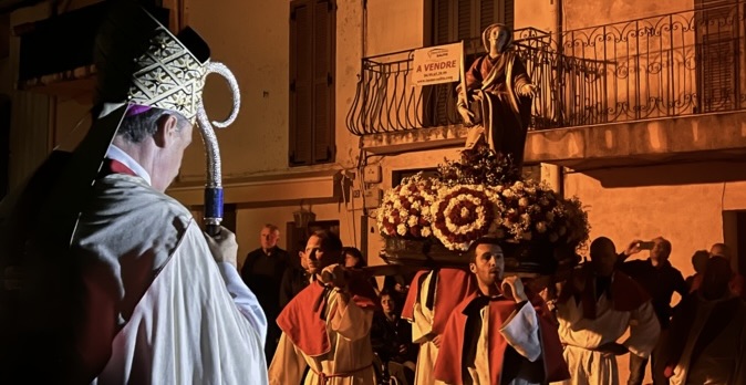 Procession de nuit de la statue et des reliques de Sainte Restitude le 21 mai à Calenzana. Photo CNI.