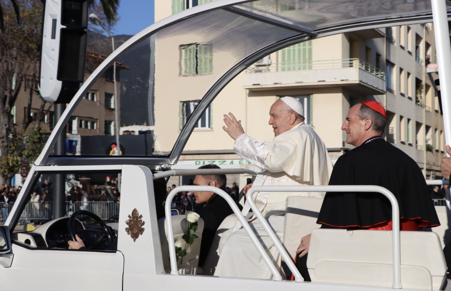 Déambulation de François sur le front de mer : tout savoir sur la papamobile