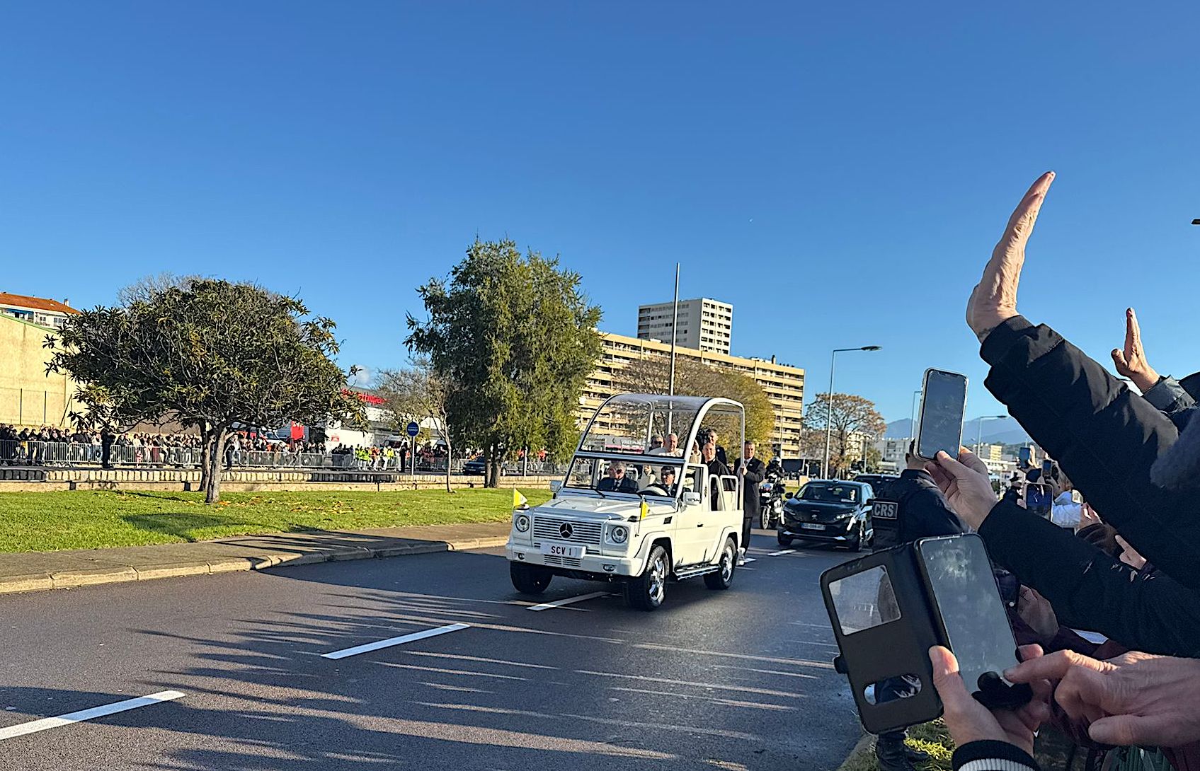 Déambulation de François sur le front de mer : tout savoir sur la papamobile