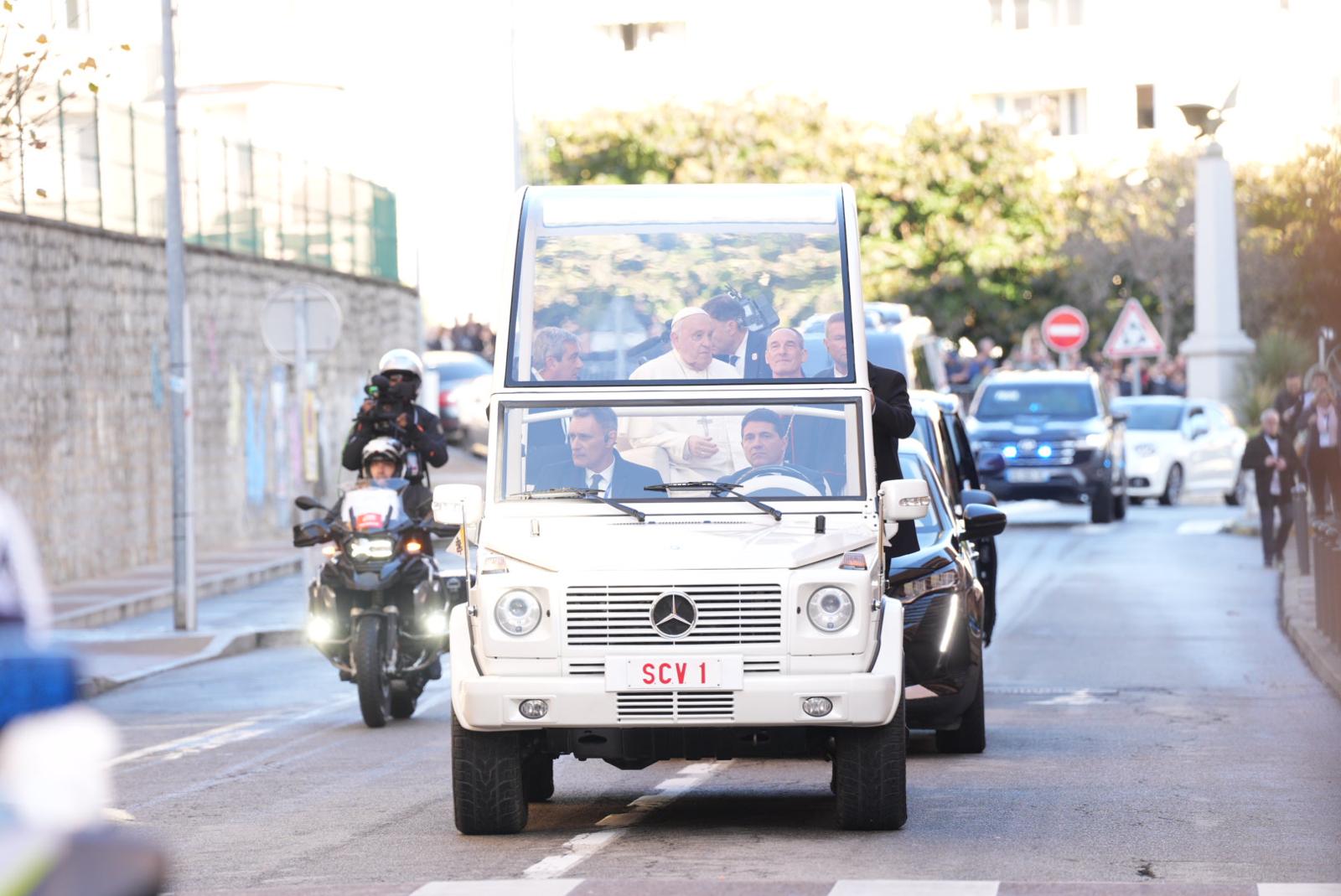 Déambulation de François sur le front de mer : tout savoir sur la papamobile