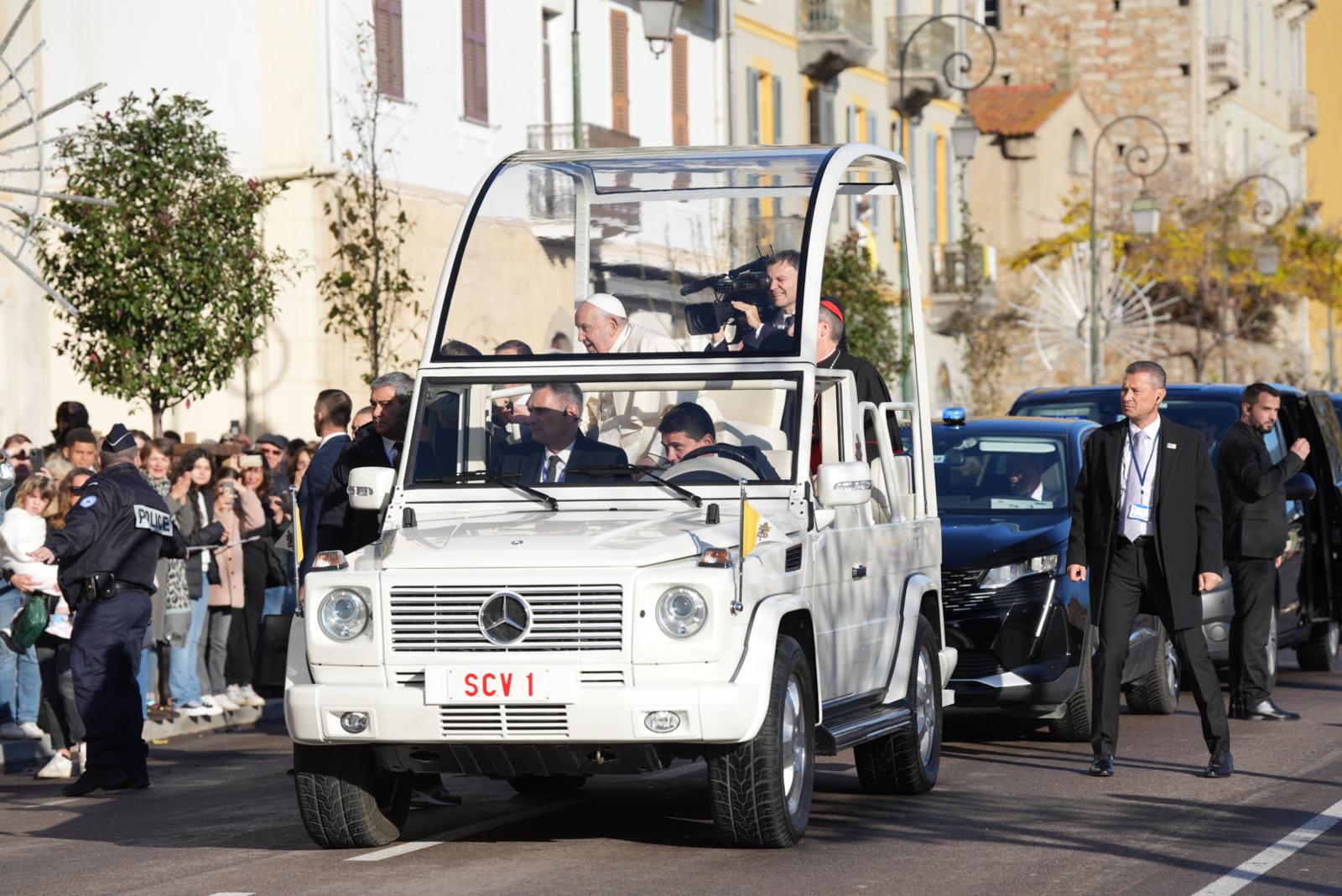 Déambulation de François sur le front de mer : tout savoir sur la papamobile