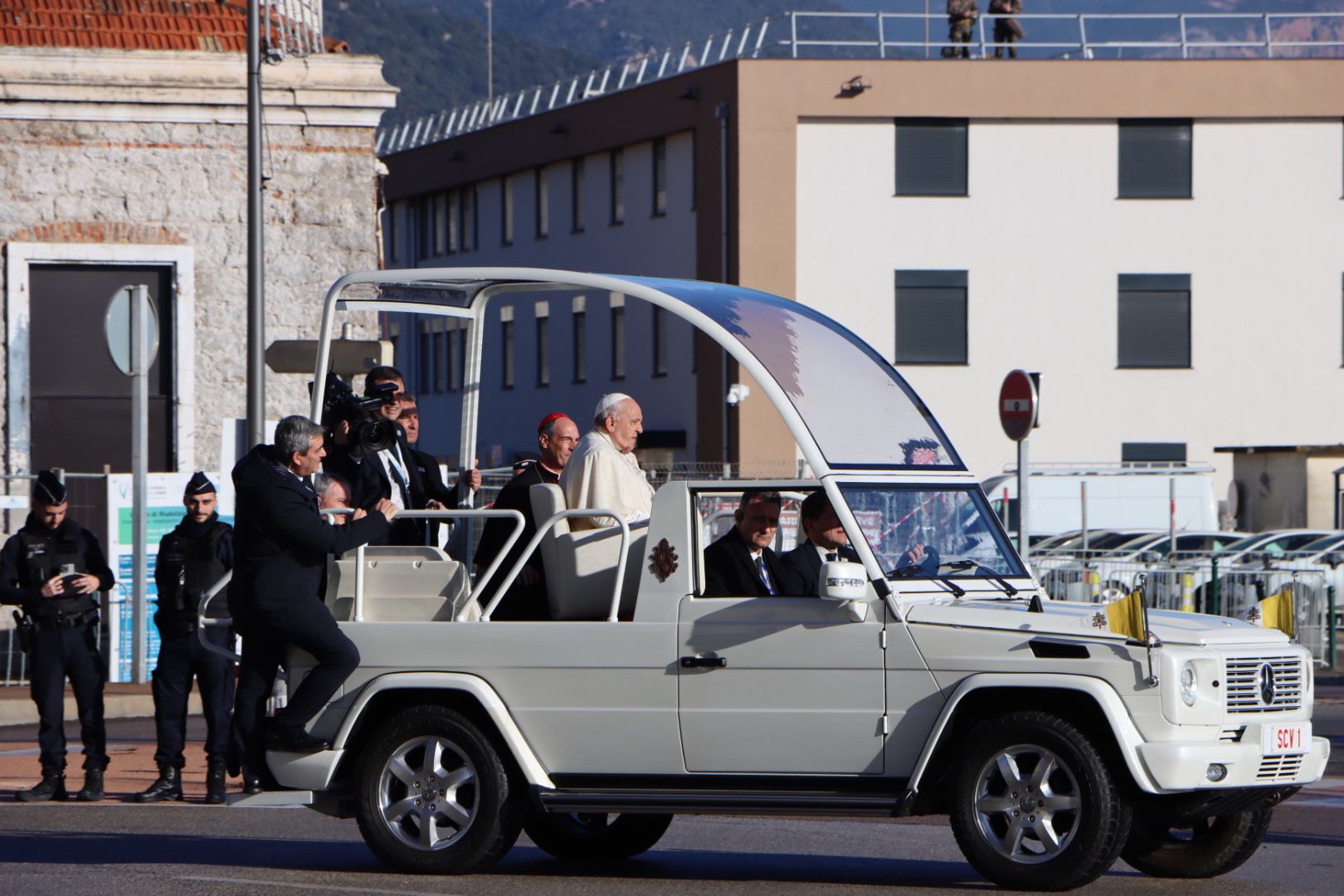 Déambulation de François sur le front de mer : tout savoir sur la papamobile