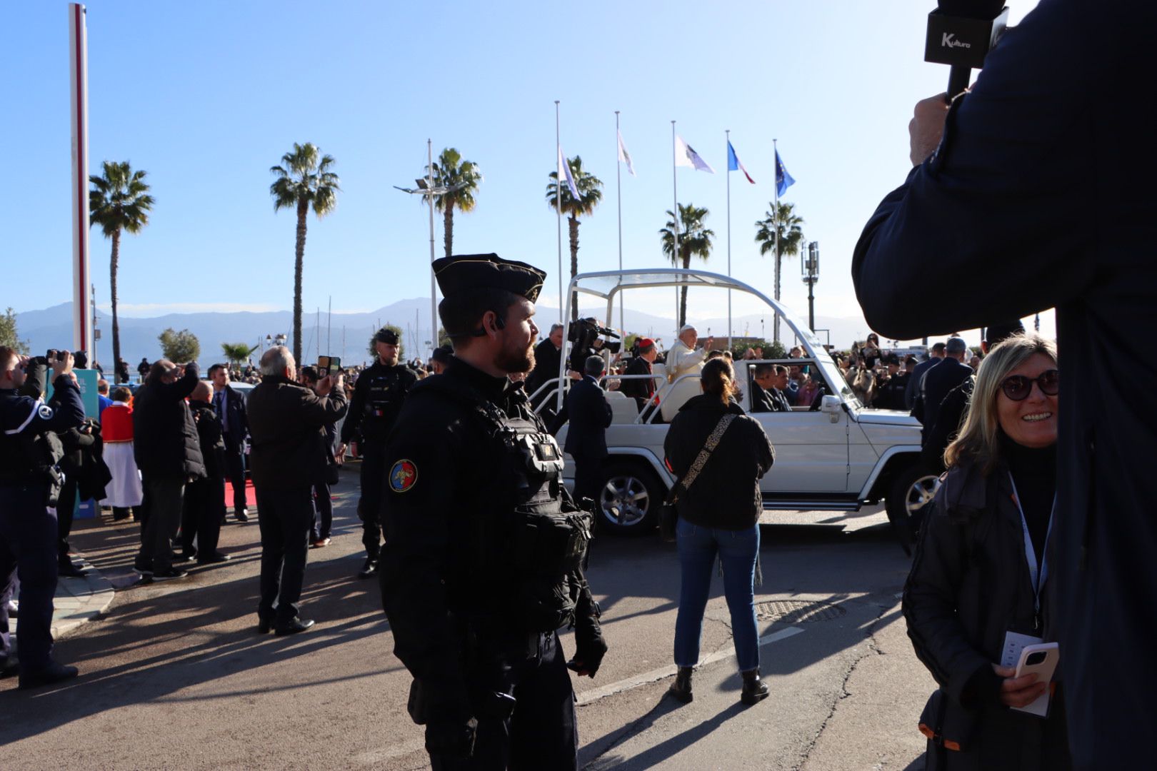 Déambulation de François sur le front de mer : tout savoir sur la papamobile