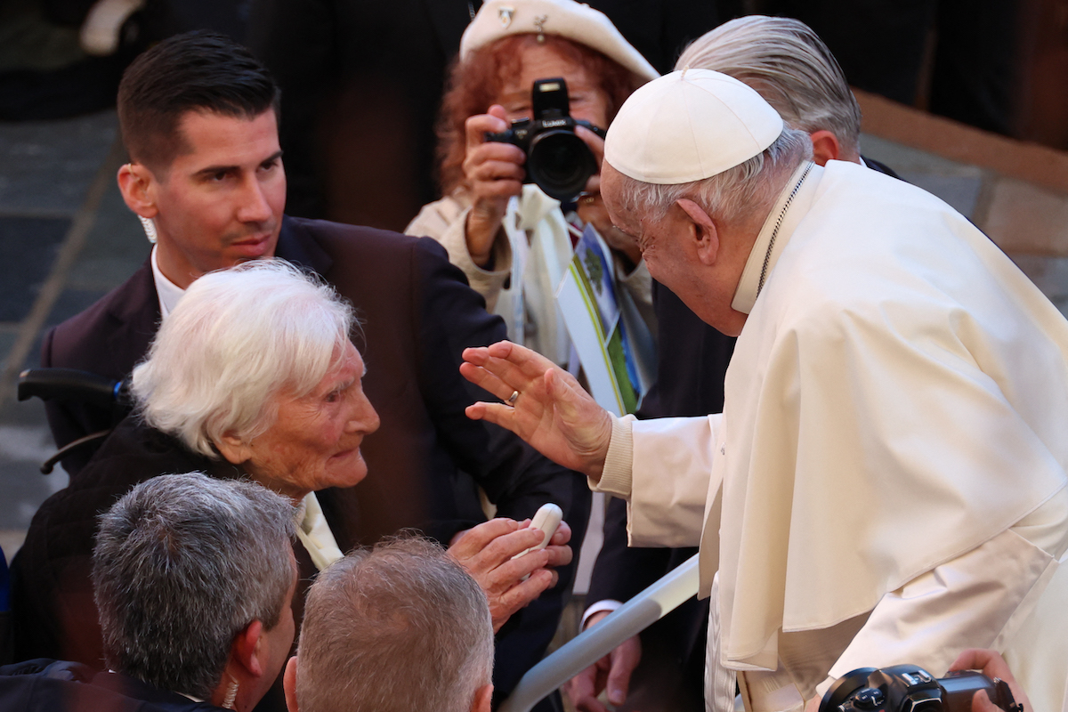 Le pape salue Jeanne Mari, (108 ans) la doyenne ajaccienne (Pascal Pochard-Casabianca AFP)