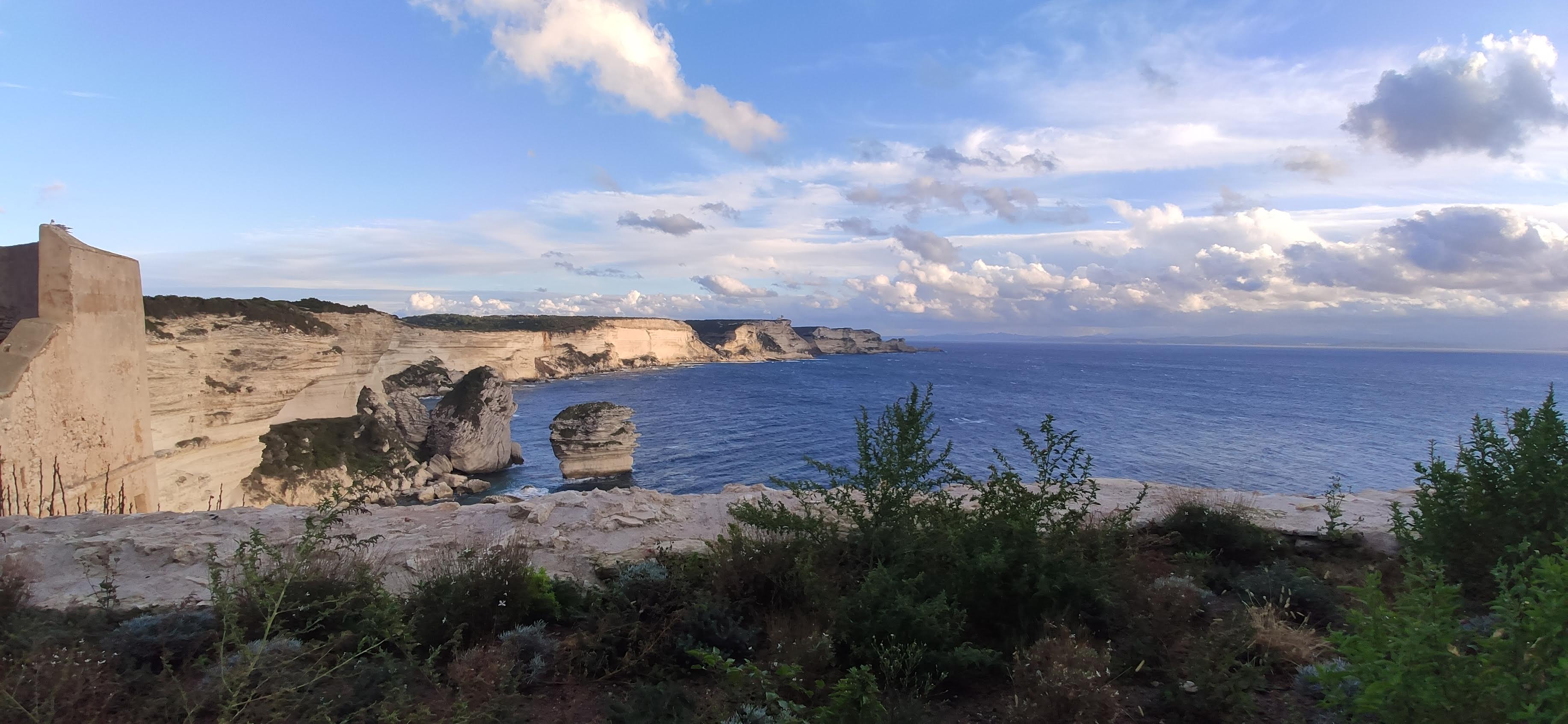 Bonifacio avec au loin la Sardaigne au beau soleil d'hiver (François Marie-Luciani)