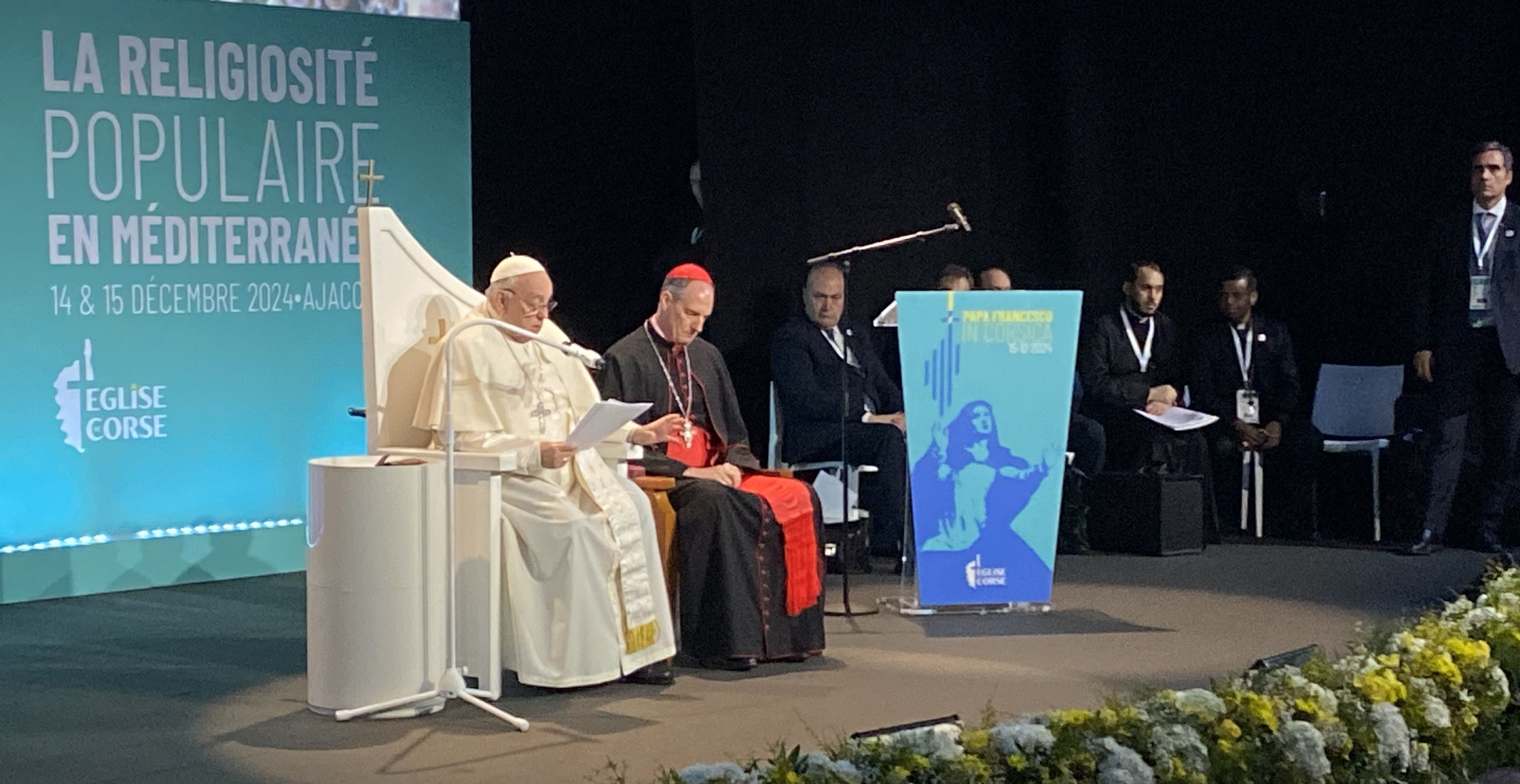 Le Pape François et le Cardinal François Bustillo, Evêque de Corse au colloque sur « La religiosité populaire en Méditerranée » au Palais des Congrès d’Aiacciu en Corse. Photo Christian Andreani.