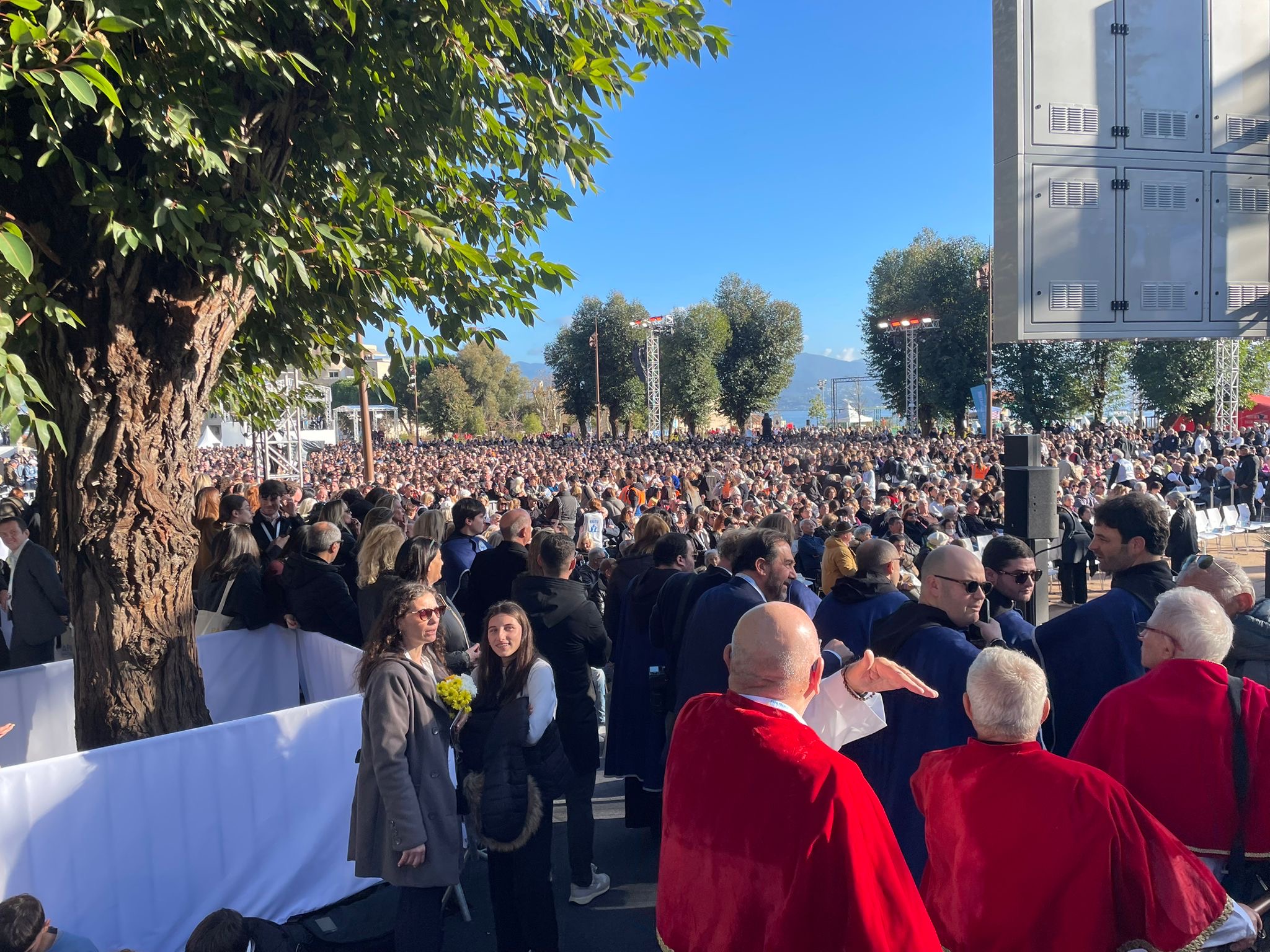 Au Casone et place Miot, près de 20 000 fidèles rassemblés pour accueillir le Pape François