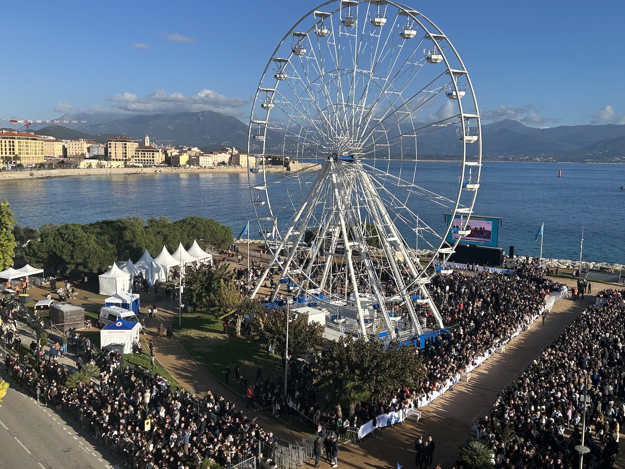 Au Casone et place Miot, près de 20 000 fidèles rassemblés pour accueillir le Pape François