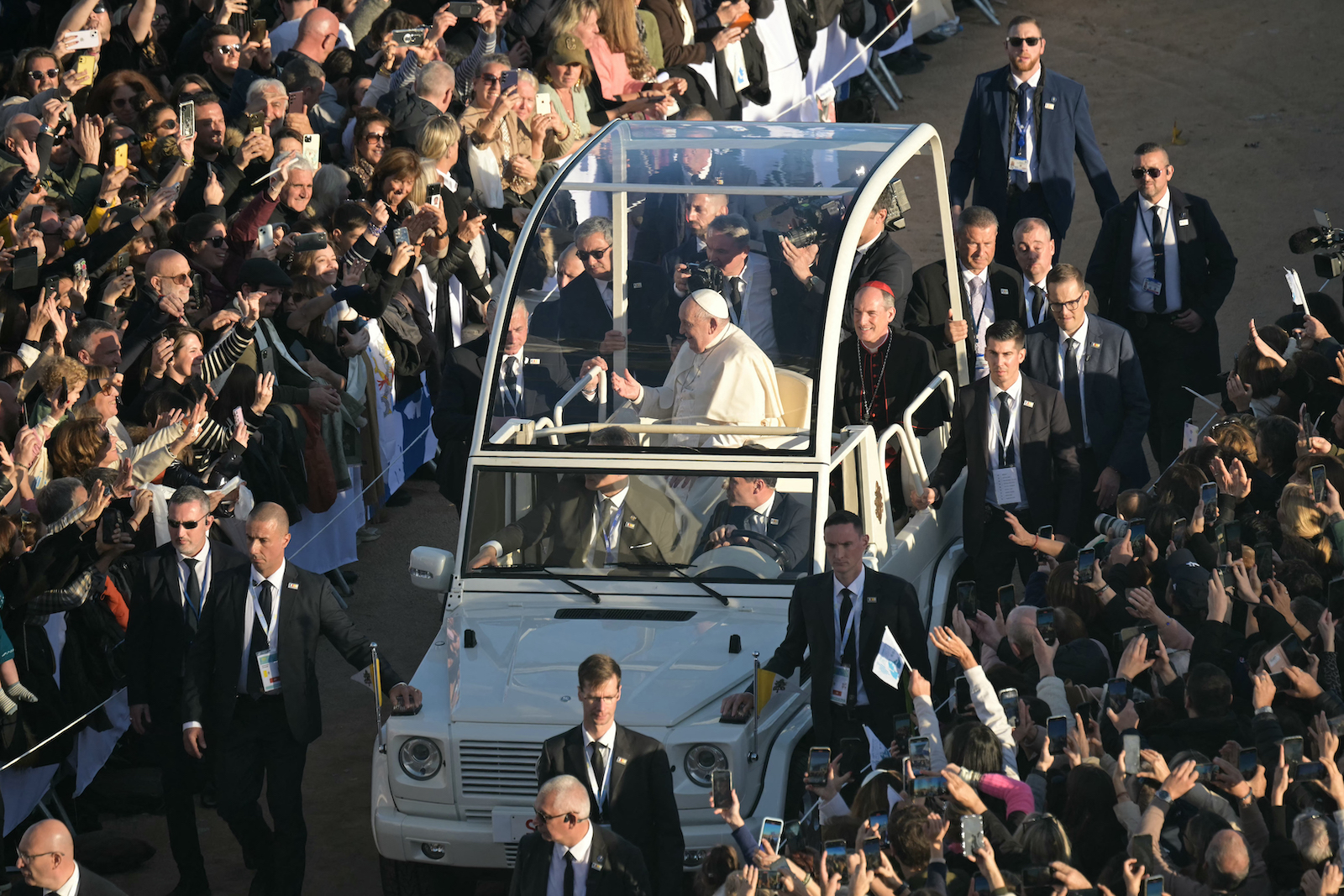 EN DIRECT : vivez avec CNI la visite historique du Pape François en Corse